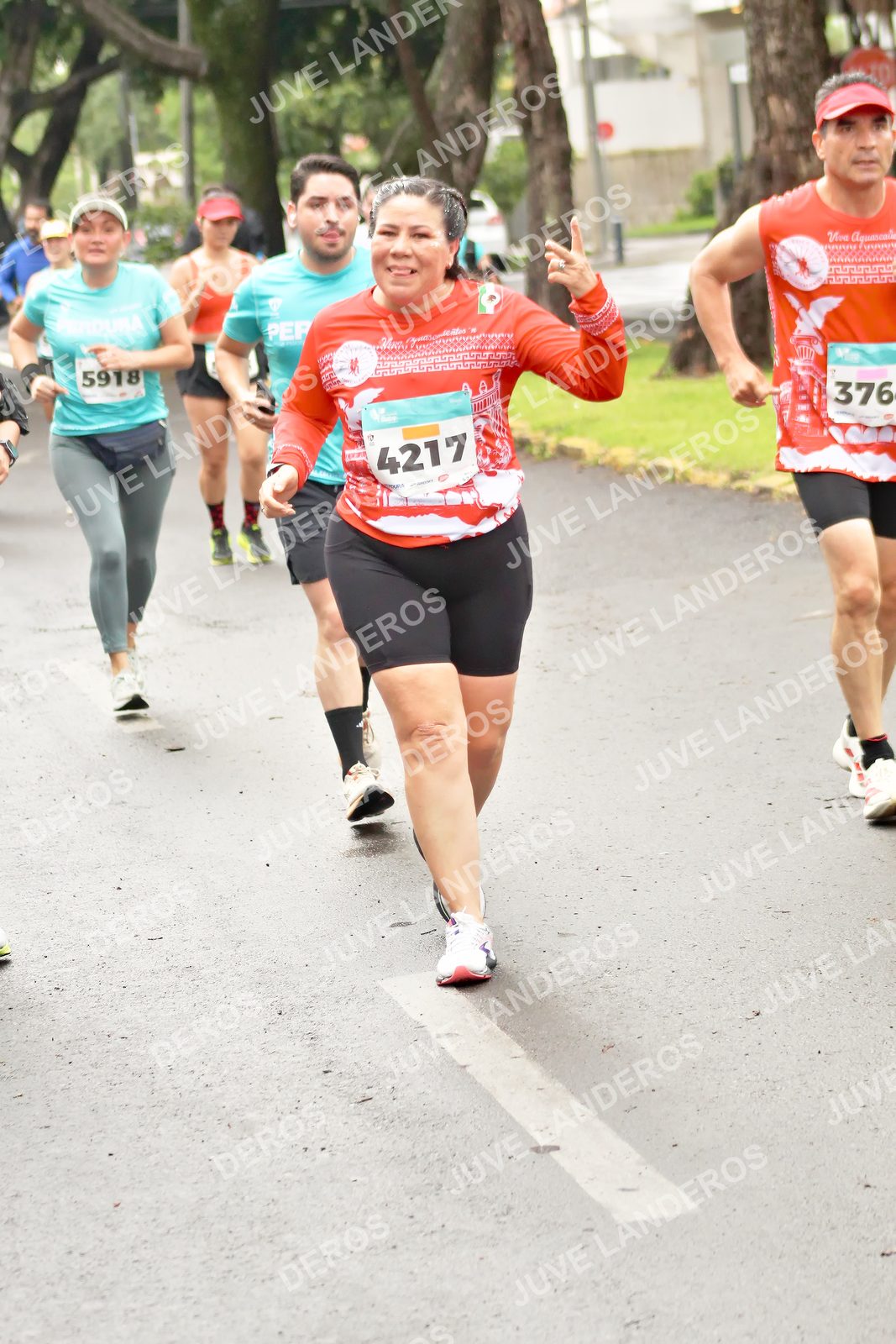 Foto del MEDIO MARATÓN ATLAS en Av. Patria, frente al Parque El Polvorín, Zapopan a las 08:52 · dorsal 376, 4217, 5918