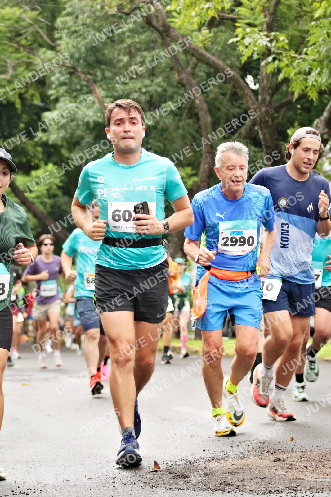 Foto del MEDIO MARATÓN ATLAS en Av. Patria, frente al Parque El Polvorín, Zapopan a las 08:29 · dorsal 2990, 68, 10, 7