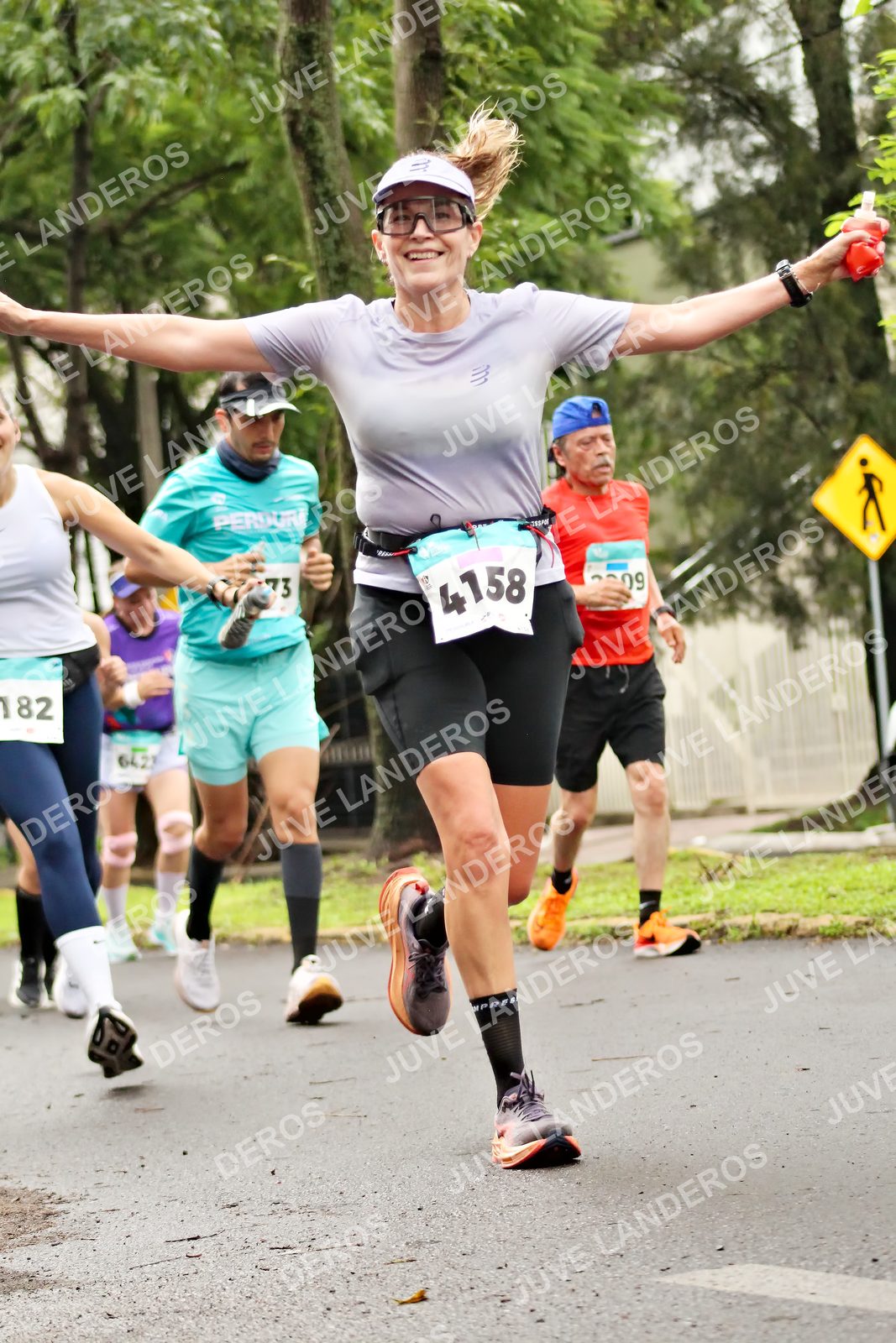 Foto del MEDIO MARATÓN ATLAS en Av. Patria, frente al Parque El Polvorín, Zapopan a las 08:34 · dorsal 4158, 182, 9, 73