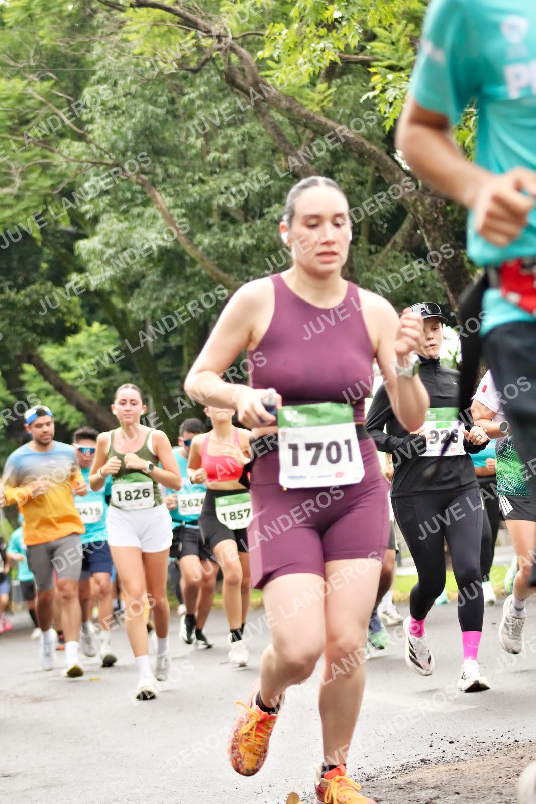 Foto del MEDIO MARATÓN ATLAS en Av. Patria, frente al Parque El Polvorín, Zapopan a las 08:34 · dorsal 1701, 1826, 926, 1857