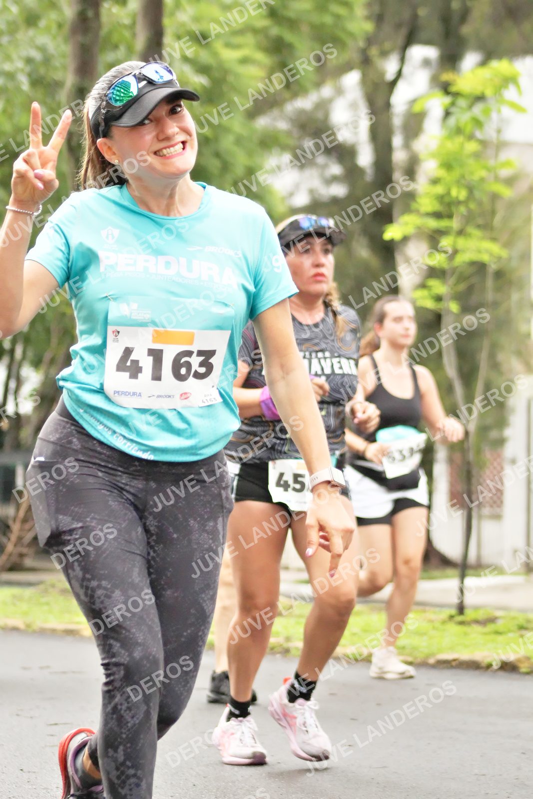 Foto del MEDIO MARATÓN ATLAS en Av. Patria, frente al Parque El Polvorín, Zapopan a las 08:39 · dorsal 45, 4163, 6394