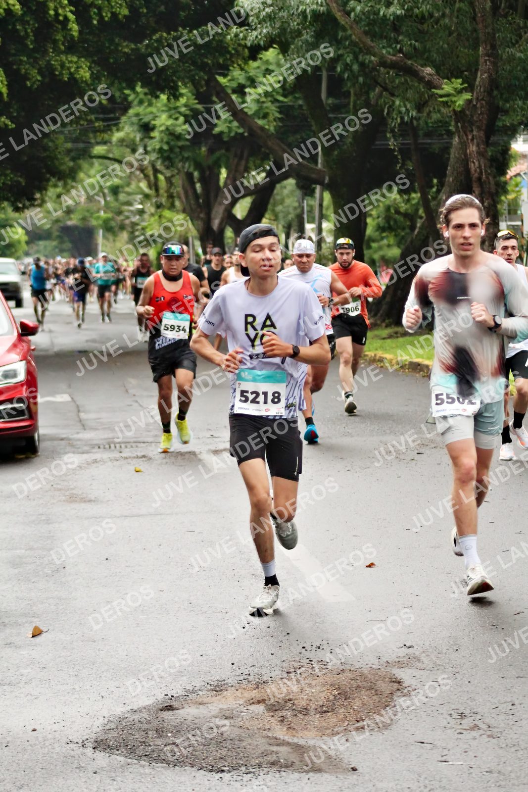 Foto del MEDIO MARATÓN ATLAS en Av. Patria, frente al Parque El Polvorín, Zapopan a las 08:11 · dorsal 5218, 5934, 1906, 5502