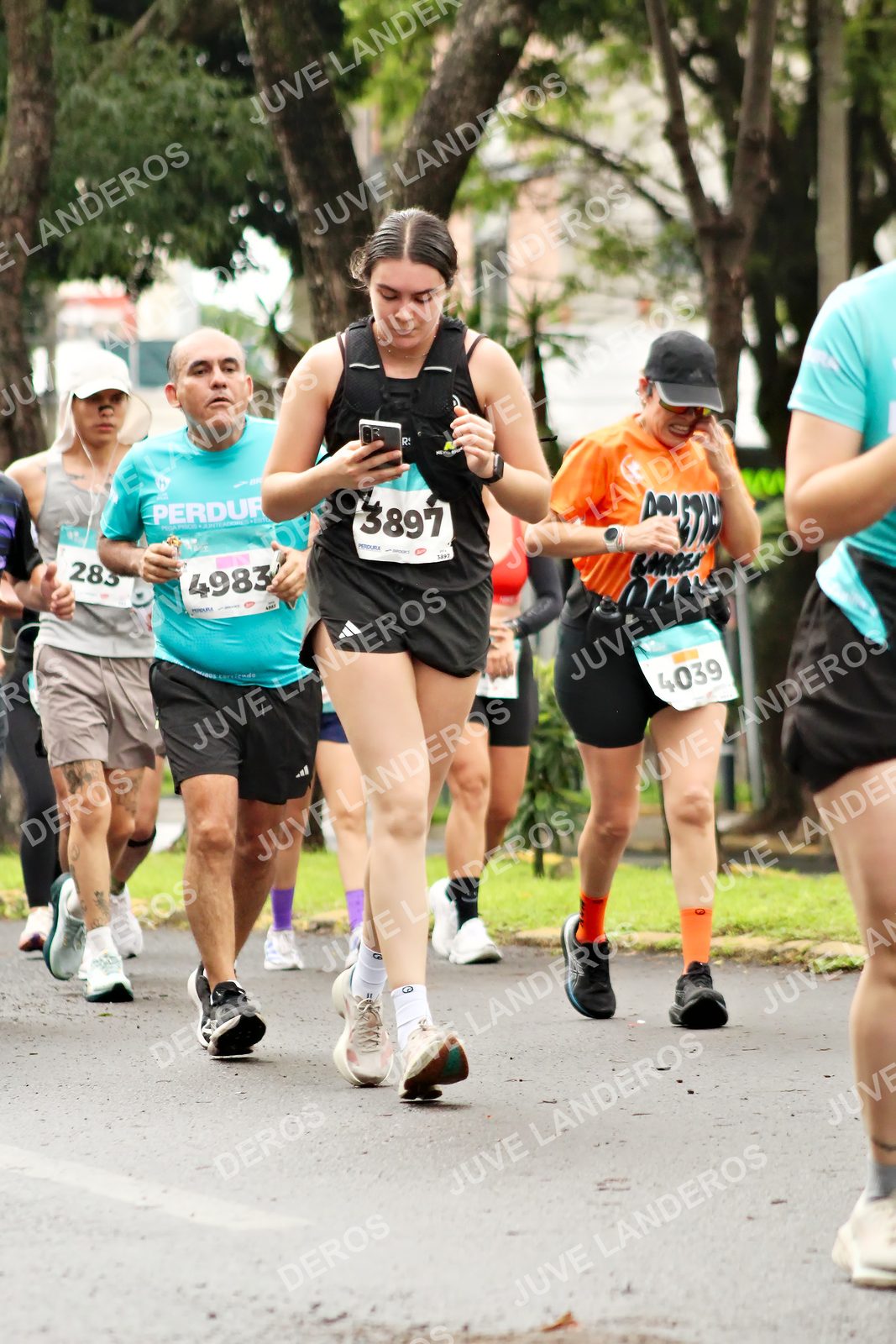 Foto del MEDIO MARATÓN ATLAS en Av. Patria, frente al Parque El Polvorín, Zapopan a las 08:40 · dorsal 4983, 4039, 283, 3897