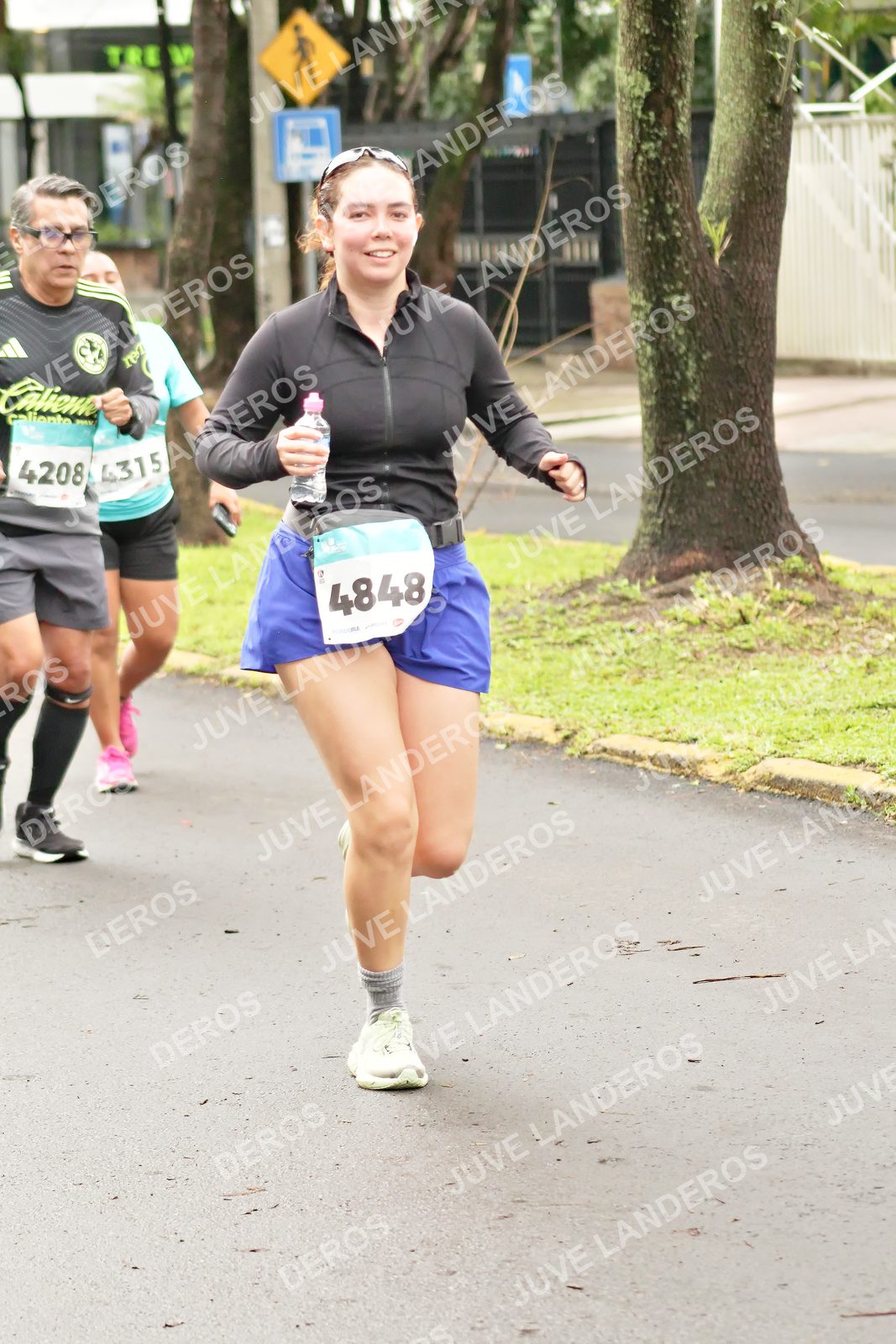 Foto del MEDIO MARATÓN ATLAS en Av. Patria, frente al Parque El Polvorín, Zapopan a las 08:49 · dorsal 4848, 4208, 4315