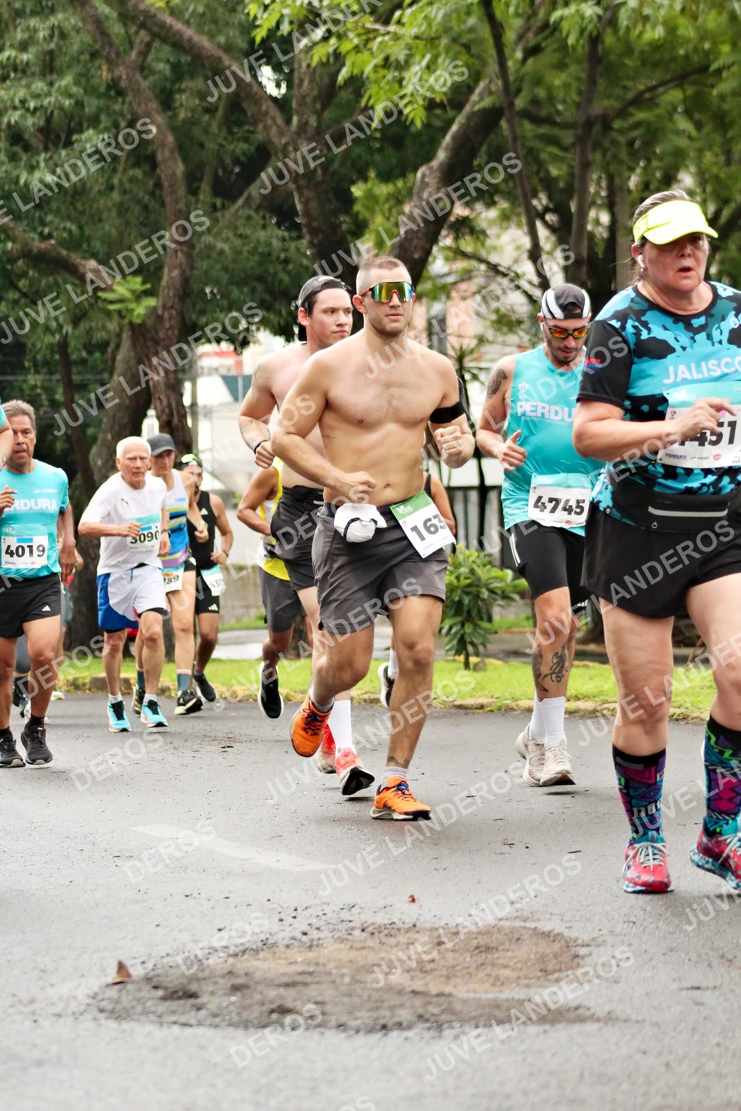 Foto del MEDIO MARATÓN ATLAS en Av. Patria, frente al Parque El Polvorín, Zapopan a las 08:28 · dorsal 4019, 4745, 163, 3090