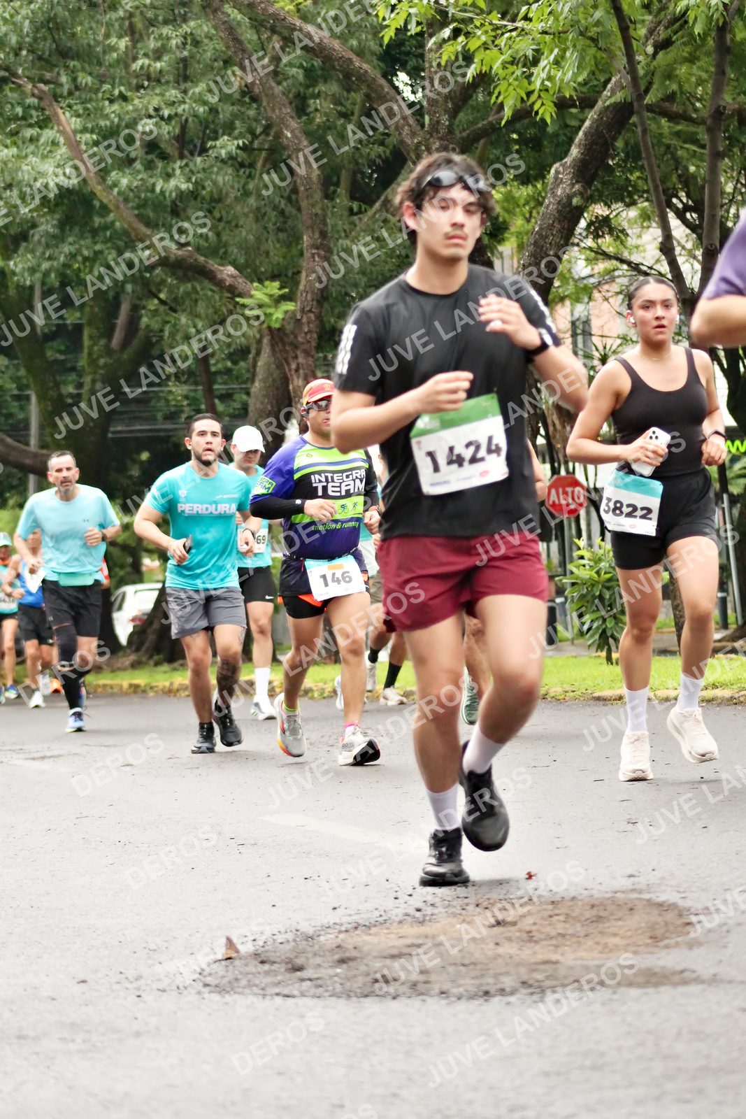 Foto del MEDIO MARATÓN ATLAS en Av. Patria, frente al Parque El Polvorín, Zapopan a las 08:29 · dorsal 1424, 146, 3822, 69