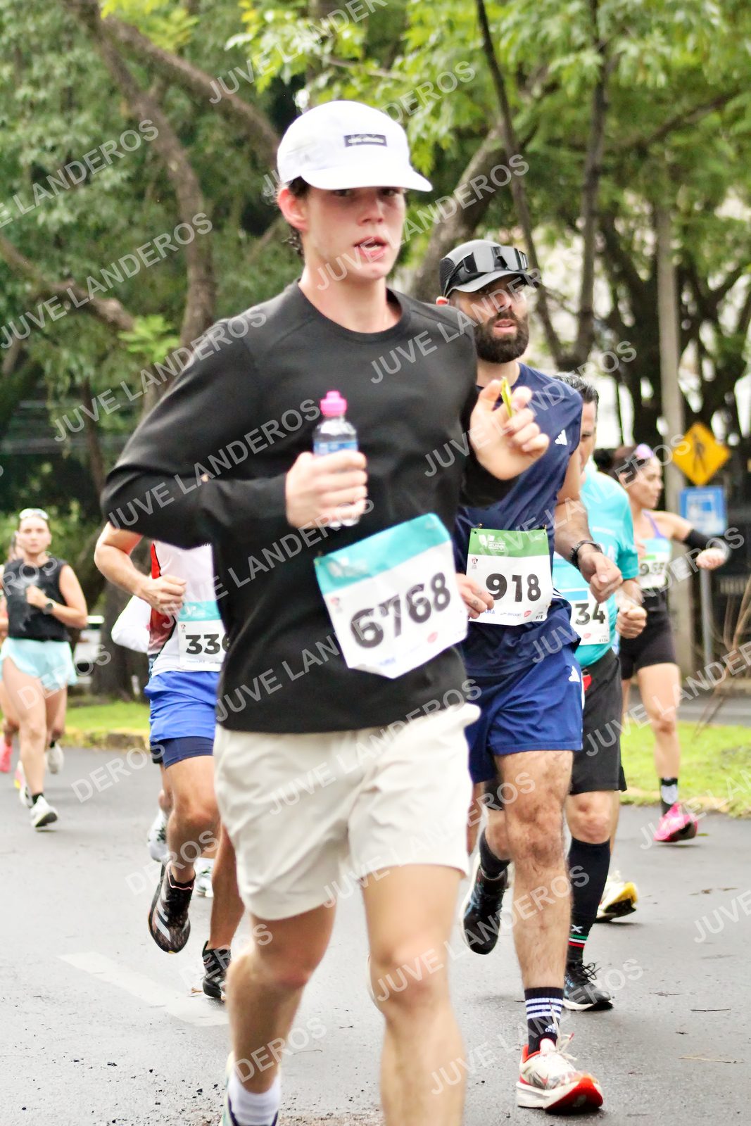 Foto del MEDIO MARATÓN ATLAS en Av. Patria, frente al Parque El Polvorín, Zapopan a las 08:19 · dorsal 918, 6768, 34, 33