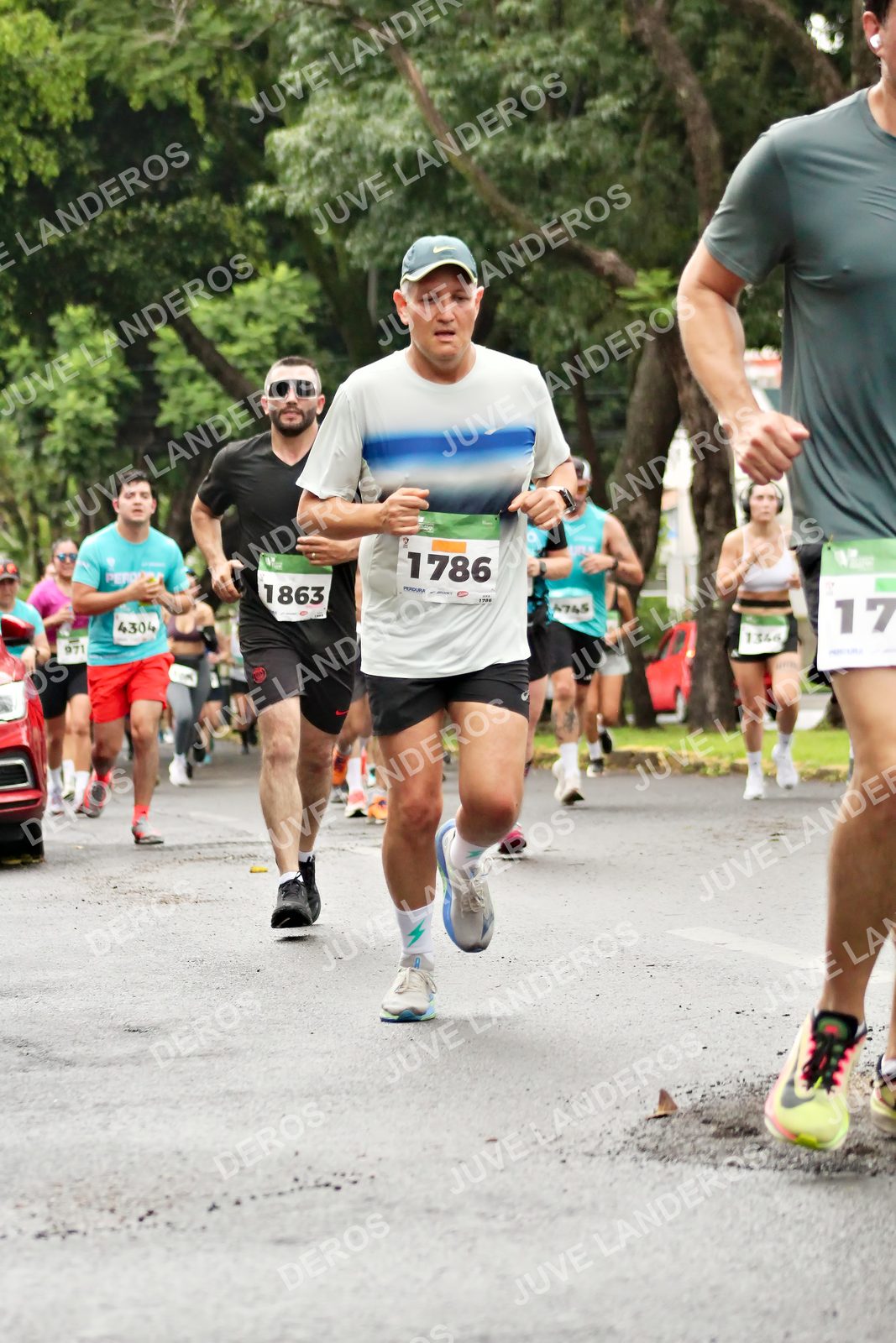 Foto del MEDIO MARATÓN ATLAS en Av. Patria, frente al Parque El Polvorín, Zapopan a las 08:28 · dorsal 1786, 17, 1863, 4304