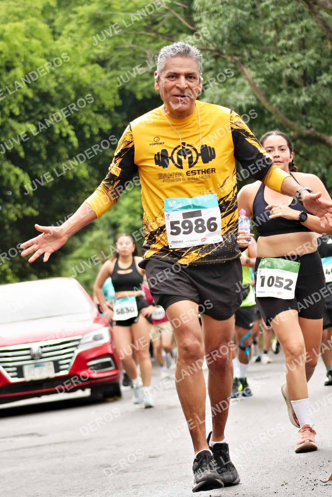 Foto del MEDIO MARATÓN ATLAS en Av. Patria, frente al Parque El Polvorín, Zapopan a las 08:34 · dorsal 5986, 1052, 4