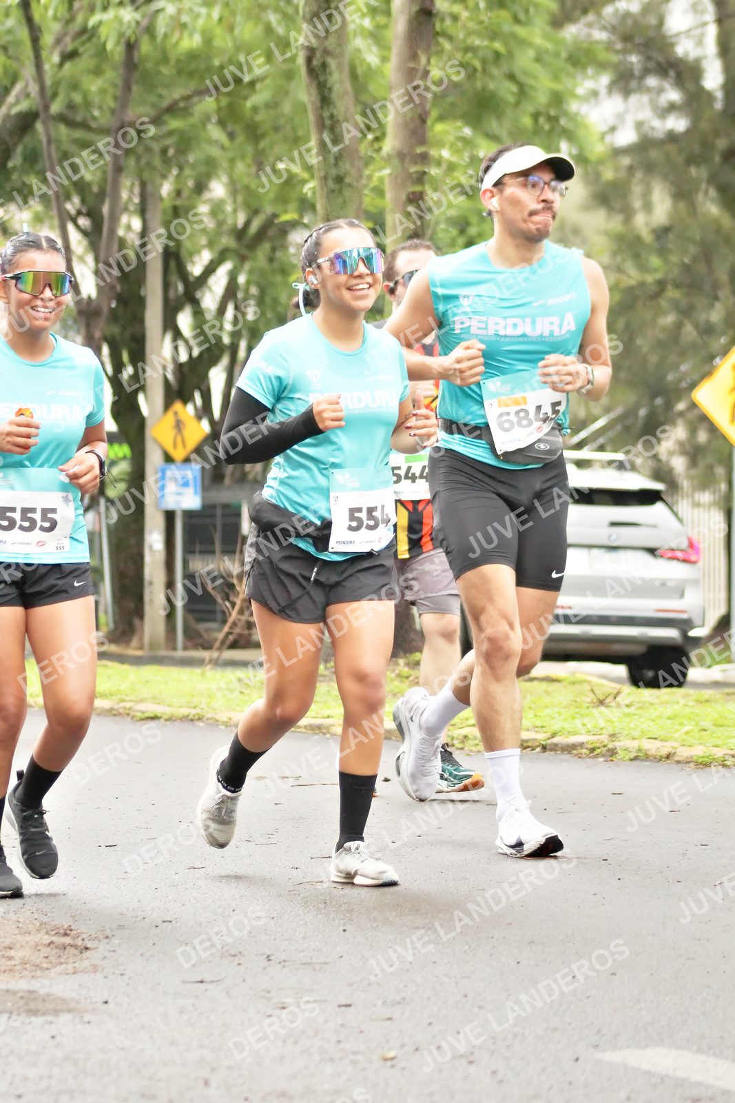 Foto del MEDIO MARATÓN ATLAS en Av. Patria, frente al Parque El Polvorín, Zapopan a las 08:46 · dorsal 555, 554, 6845, 544