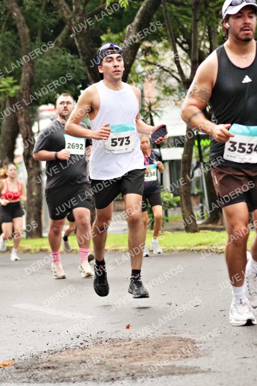 Foto del MEDIO MARATÓN ATLAS en Av. Patria, frente al Parque El Polvorín, Zapopan a las 08:27 · dorsal 573, 2692, 230
