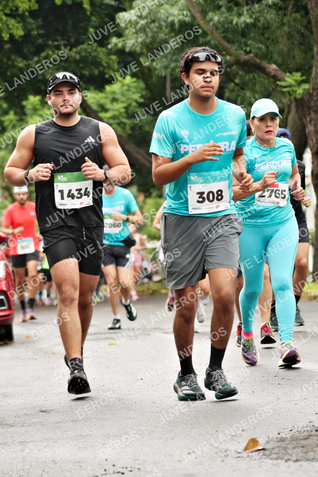 Foto del MEDIO MARATÓN ATLAS en Av. Patria, frente al Parque El Polvorín, Zapopan a las 08:34 · dorsal 308, 1434, 2765, 2060