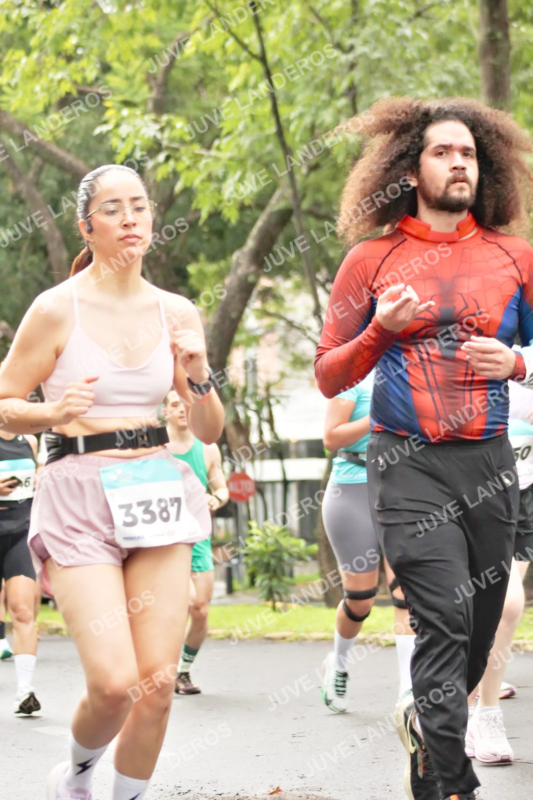 Foto del MEDIO MARATÓN ATLAS en Av. Patria, frente al Parque El Polvorín, Zapopan a las 08:39 · dorsal 3387, 50, 6