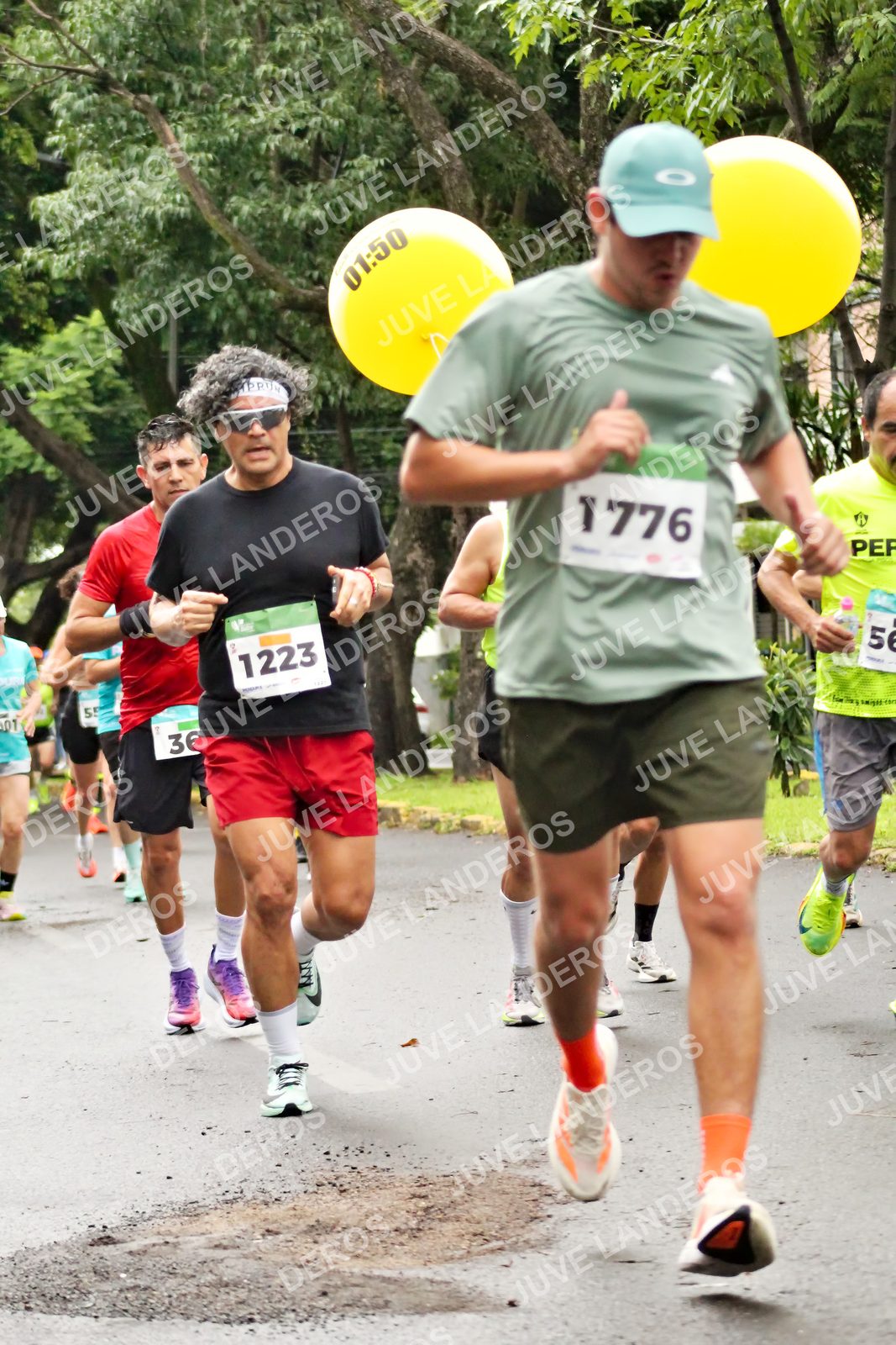 Foto del MEDIO MARATÓN ATLAS en Av. Patria, frente al Parque El Polvorín, Zapopan a las 08:16 · dorsal 1776, 1223, 55, 36