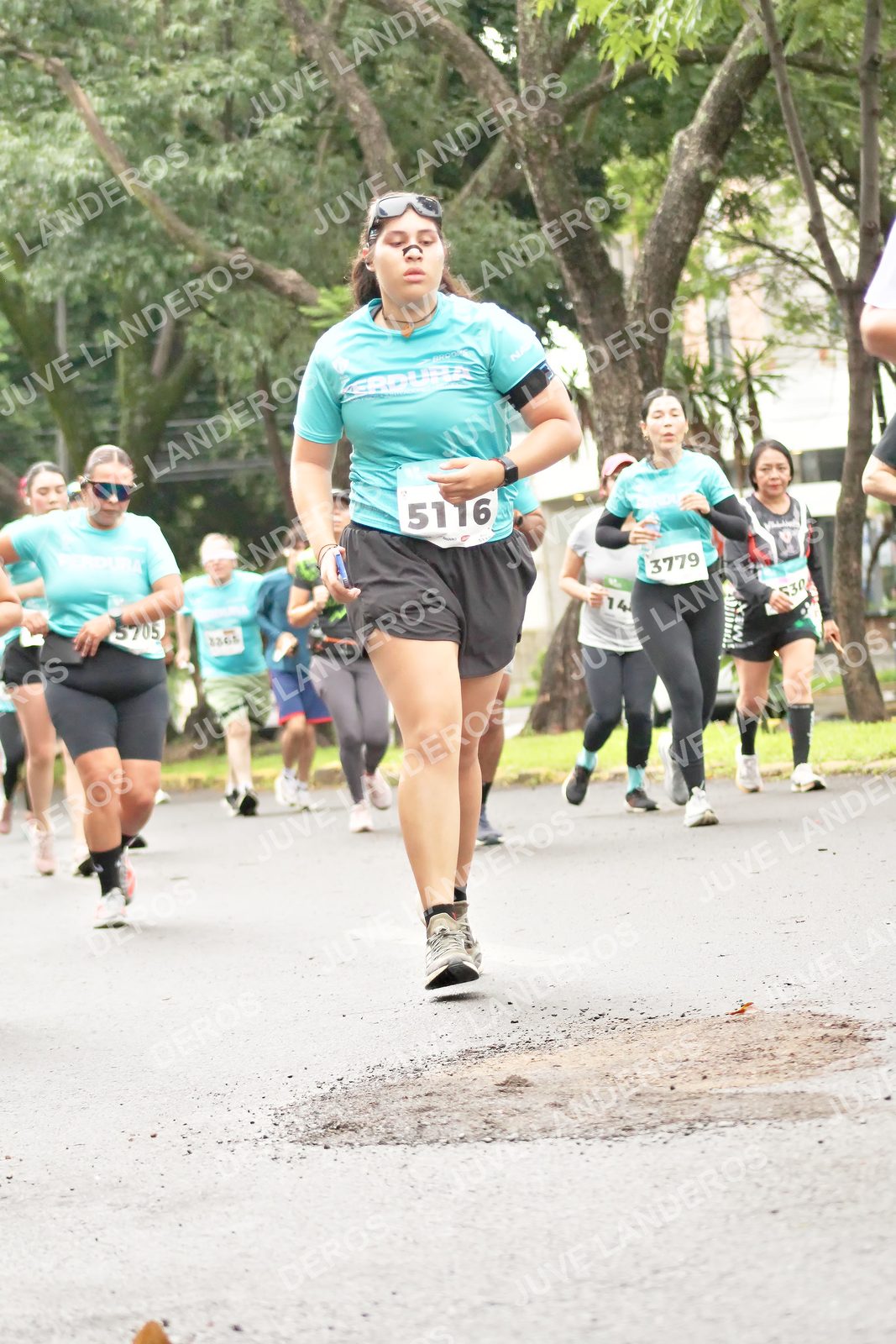 Foto del MEDIO MARATÓN ATLAS en Av. Patria, frente al Parque El Polvorín, Zapopan a las 08:44 · dorsal 5116, 3779, 5705, 530
