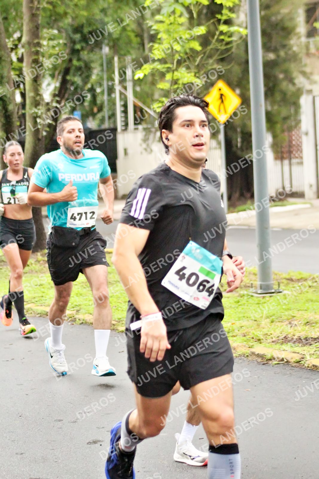 Foto del MEDIO MARATÓN ATLAS en Av. Patria, frente al Parque El Polvorín, Zapopan a las 08:10 · dorsal 4064, 4712, 21