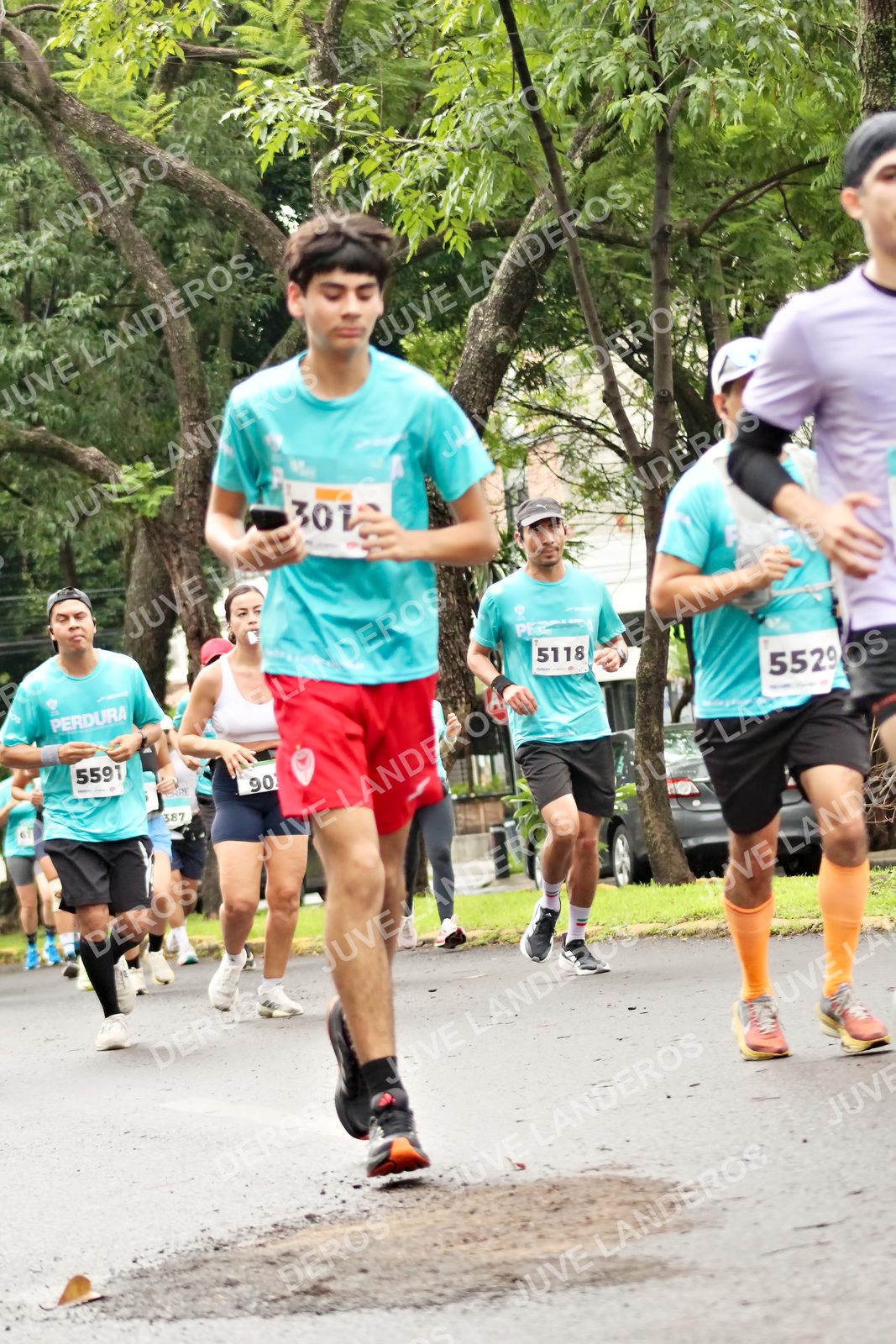 Foto del MEDIO MARATÓN ATLAS en Av. Patria, frente al Parque El Polvorín, Zapopan a las 08:34 · dorsal 5529, 5591, 5118, 90