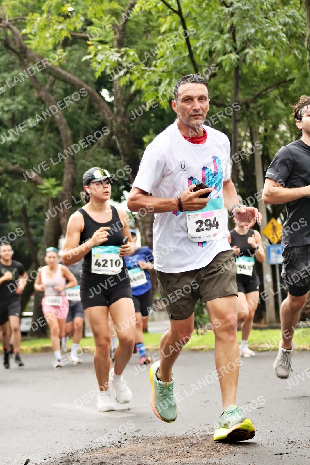 Foto del MEDIO MARATÓN ATLAS en Av. Patria, frente al Parque El Polvorín, Zapopan a las 08:23 · dorsal 294, 4210