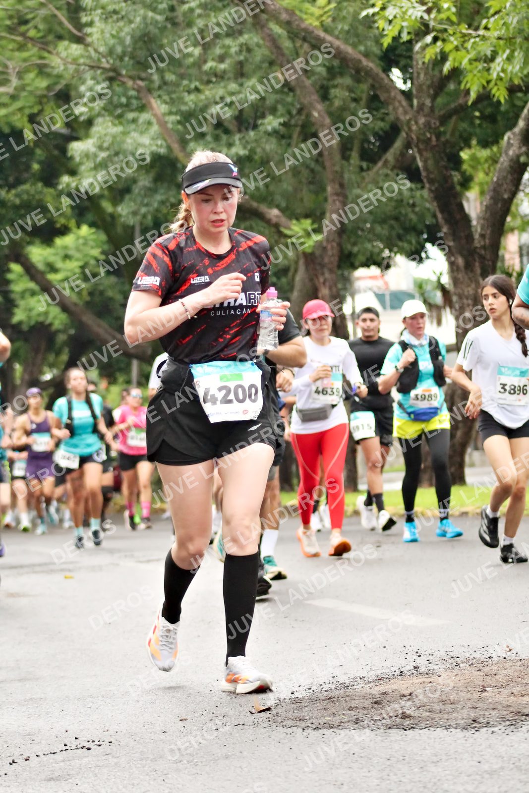 Foto del MEDIO MARATÓN ATLAS en Av. Patria, frente al Parque El Polvorín, Zapopan a las 08:32 · dorsal 4200, 3896, 4639, 3989