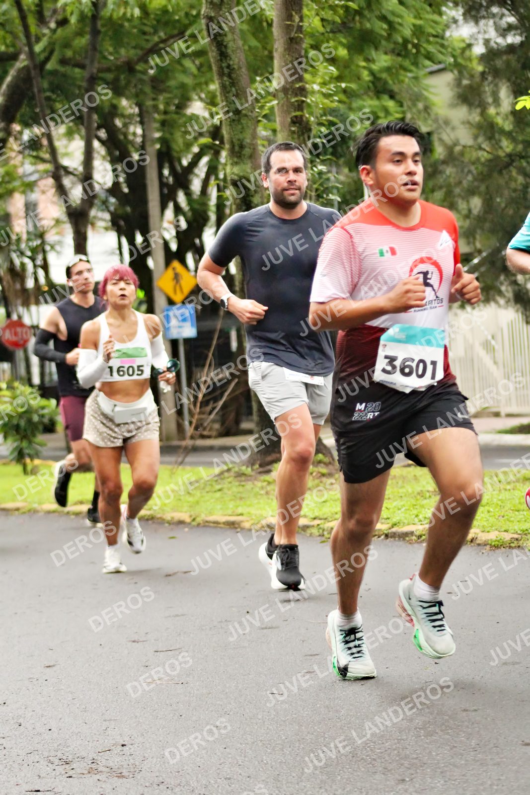 Foto del MEDIO MARATÓN ATLAS en Av. Patria, frente al Parque El Polvorín, Zapopan a las 08:19 · dorsal 3601, 1605