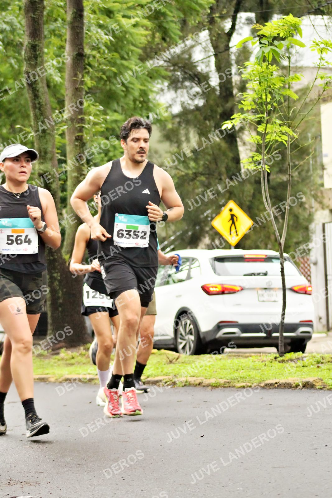 Foto del MEDIO MARATÓN ATLAS en Av. Patria, frente al Parque El Polvorín, Zapopan a las 08:27 · dorsal 564, 6352, 125