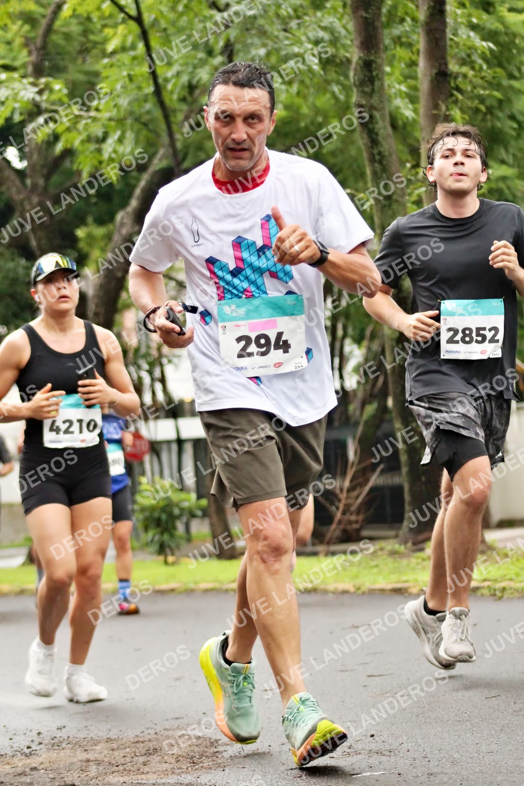 Foto del MEDIO MARATÓN ATLAS en Av. Patria, frente al Parque El Polvorín, Zapopan a las 08:23 · dorsal 2852, 294, 4210