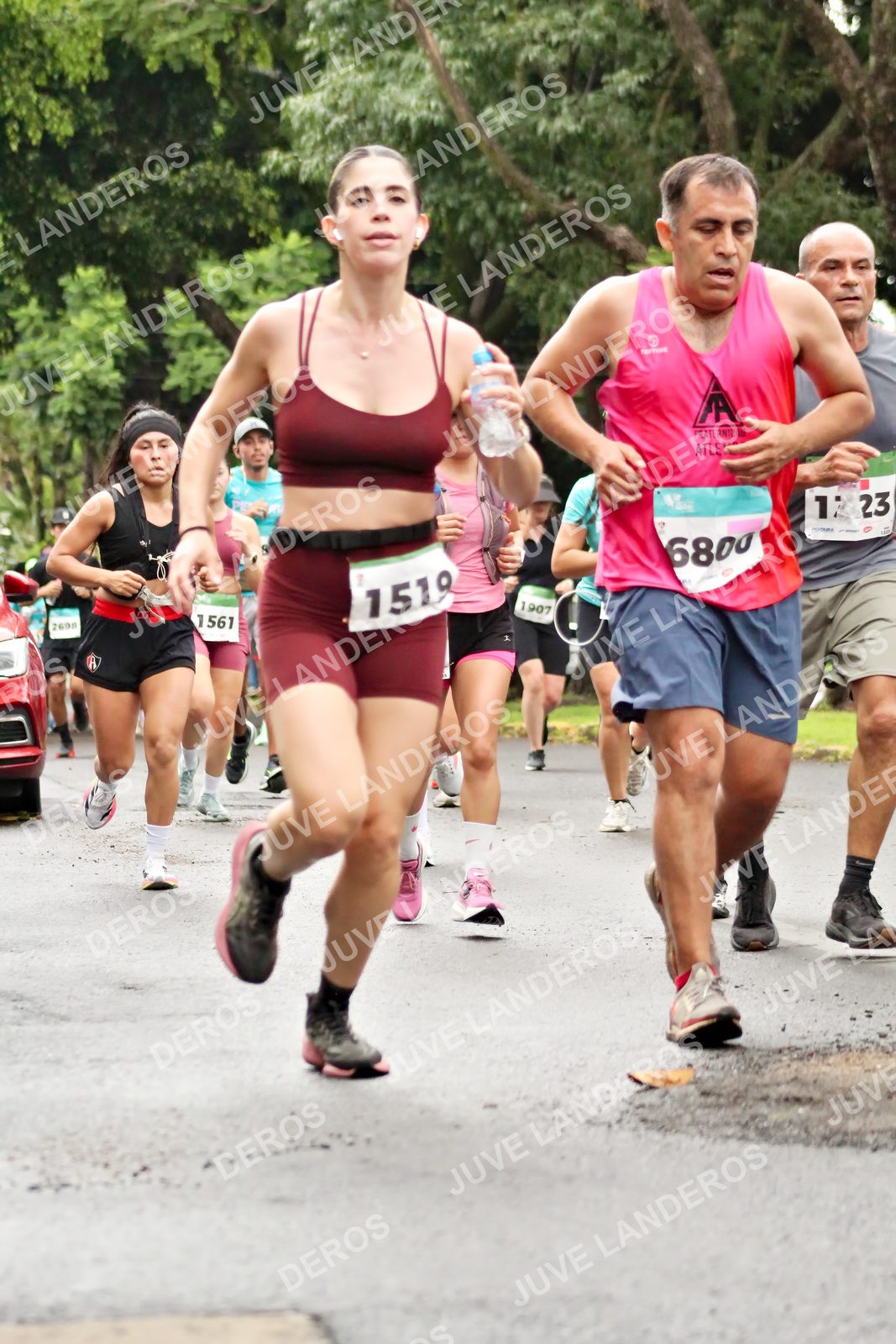 Foto del MEDIO MARATÓN ATLAS en Av. Patria, frente al Parque El Polvorín, Zapopan a las 08:27 · dorsal 23, 1519, 1907, 1561