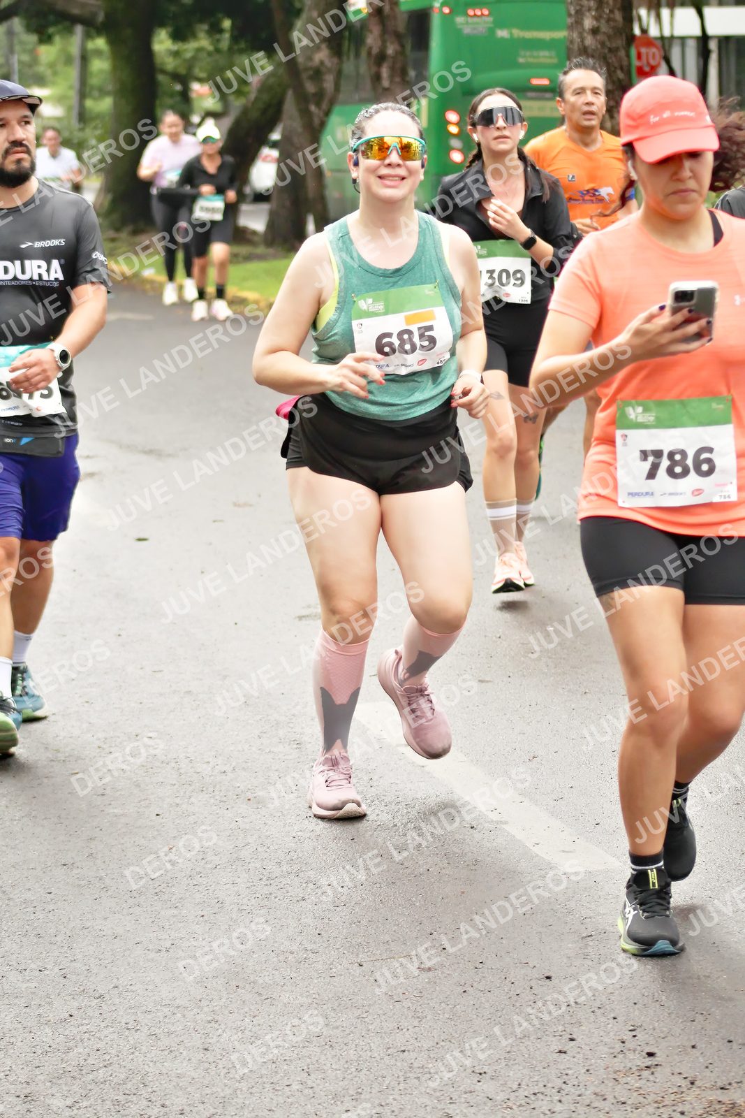 Foto del MEDIO MARATÓN ATLAS en Av. Patria, frente al Parque El Polvorín, Zapopan a las 08:51 · dorsal 786, 685, 309