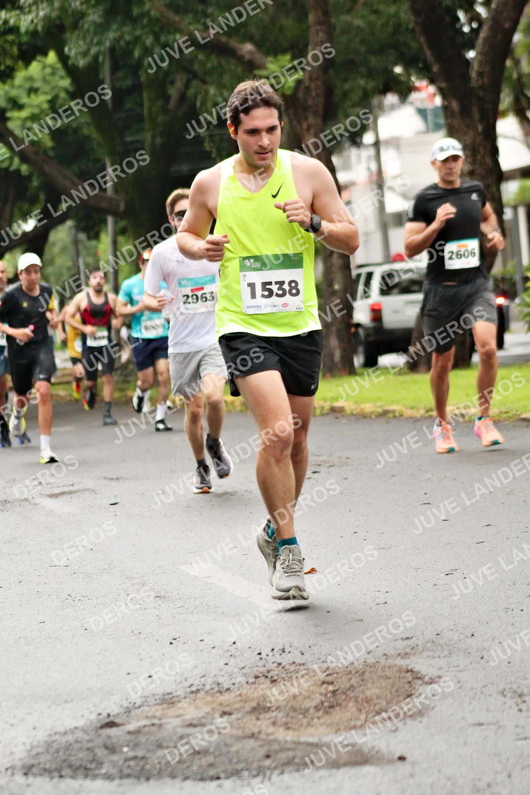 Foto del MEDIO MARATÓN ATLAS en Av. Patria, frente al Parque El Polvorín, Zapopan a las 08:16 · dorsal 2963, 2606, 1538
