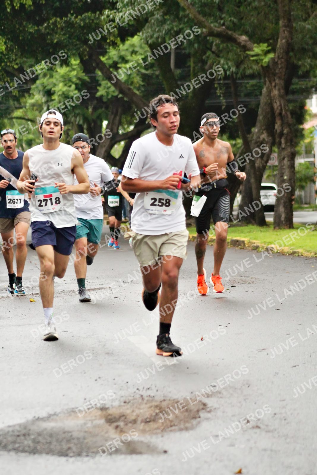 Foto del MEDIO MARATÓN ATLAS en Av. Patria, frente al Parque El Polvorín, Zapopan a las 08:08 · dorsal 258, 2718, 2621, 3806
