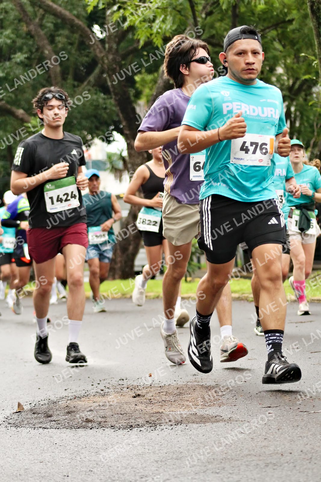 Foto del MEDIO MARATÓN ATLAS en Av. Patria, frente al Parque El Polvorín, Zapopan a las 08:29 · dorsal 1424, 476, 3822, 3