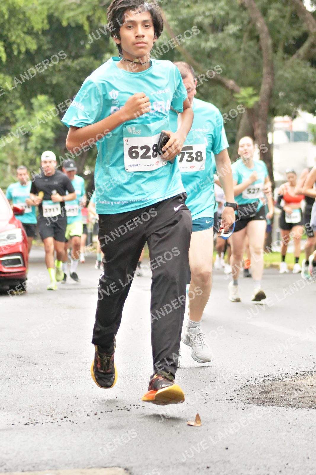 Foto del MEDIO MARATÓN ATLAS en Av. Patria, frente al Parque El Polvorín, Zapopan a las 08:40 · dorsal 628, 738, 527, 3711