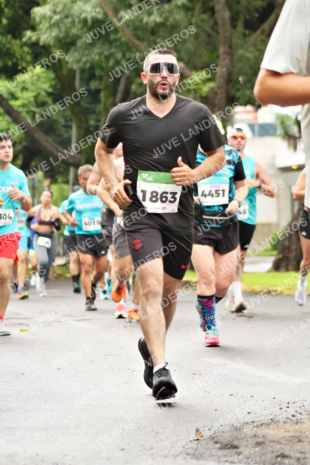 Foto del MEDIO MARATÓN ATLAS en Av. Patria, frente al Parque El Polvorín, Zapopan a las 08:28 · dorsal 1863, 4451, 65, 304