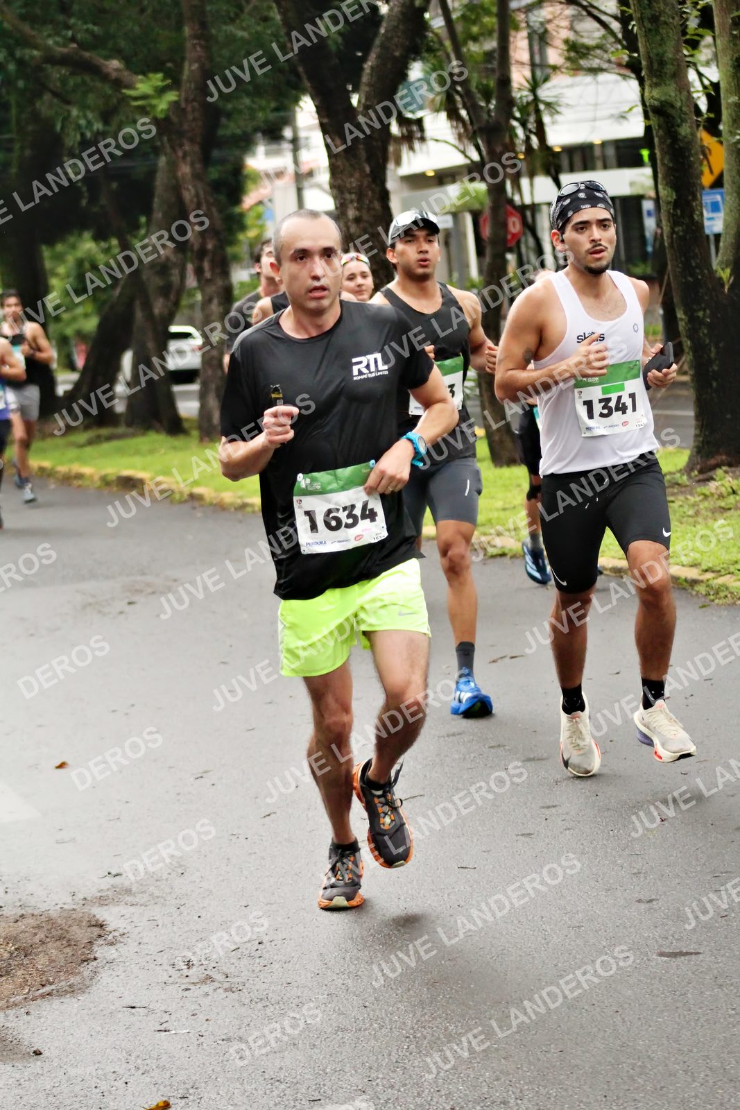 Foto del MEDIO MARATÓN ATLAS en Av. Patria, frente al Parque El Polvorín, Zapopan a las 08:12 · dorsal 1341, 1634, 3