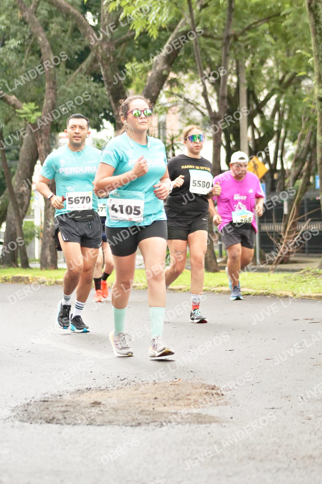 Foto del MEDIO MARATÓN ATLAS en Av. Patria, frente al Parque El Polvorín, Zapopan a las 08:46 · dorsal 4105, 5670, 5580, 265