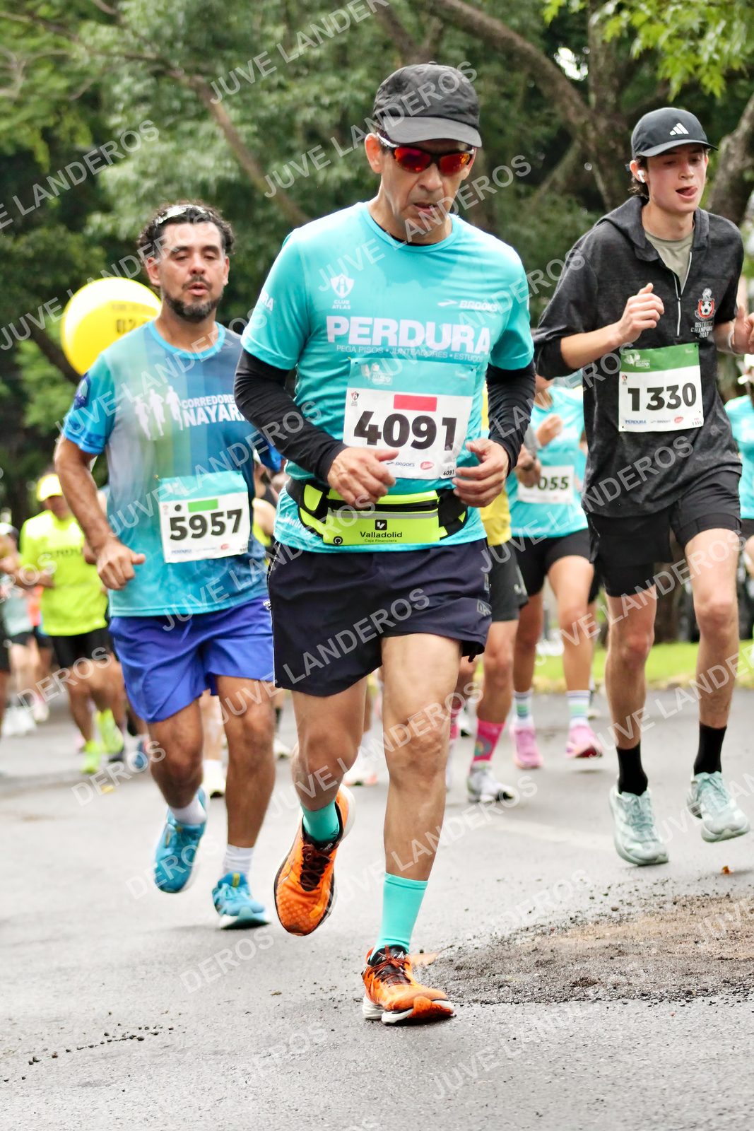Foto del MEDIO MARATÓN ATLAS en Av. Patria, frente al Parque El Polvorín, Zapopan a las 08:28 · dorsal 4091, 5957, 1330, 55