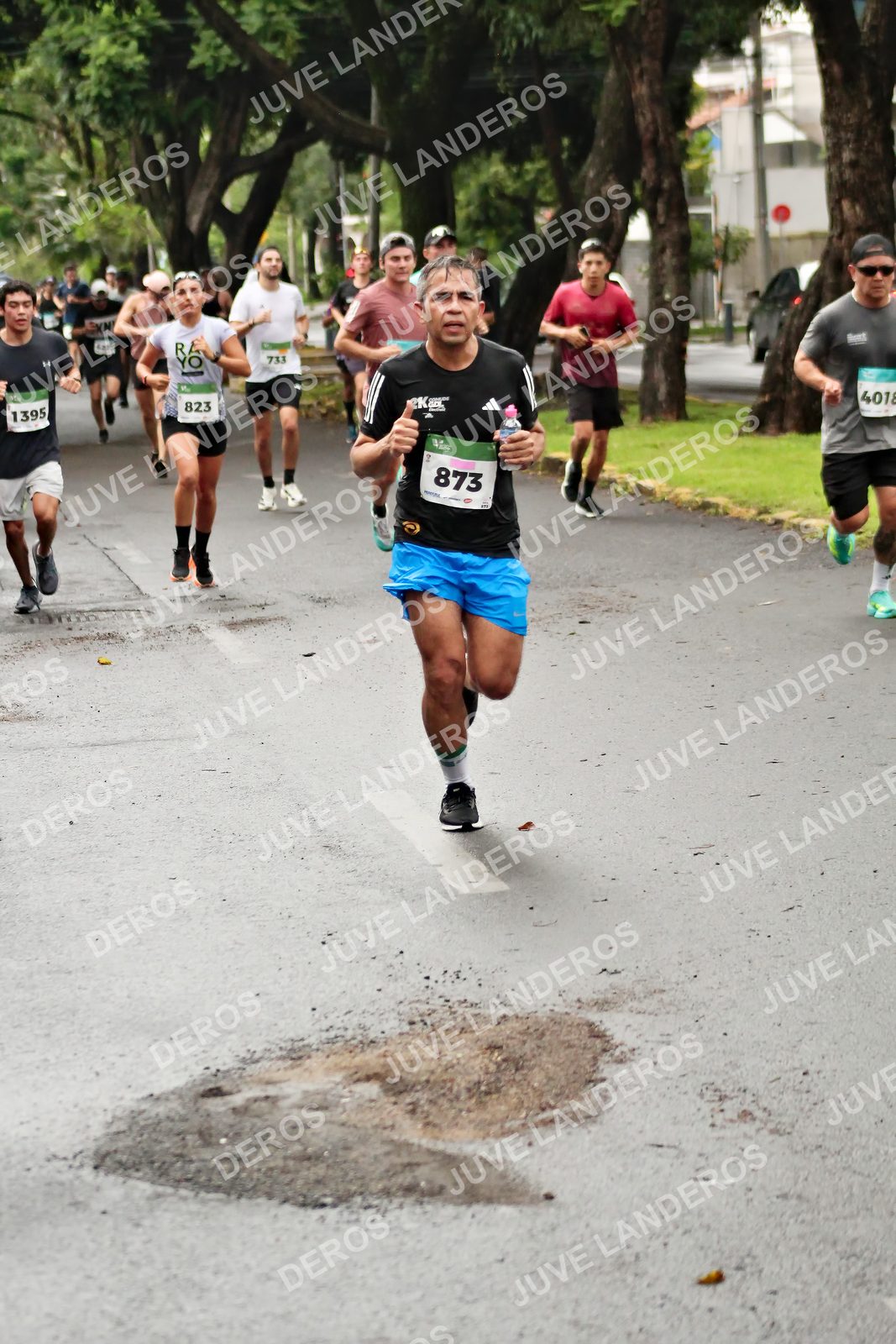 Foto del MEDIO MARATÓN ATLAS en Av. Patria, frente al Parque El Polvorín, Zapopan a las 08:14 · dorsal 873, 823, 1395, 4018