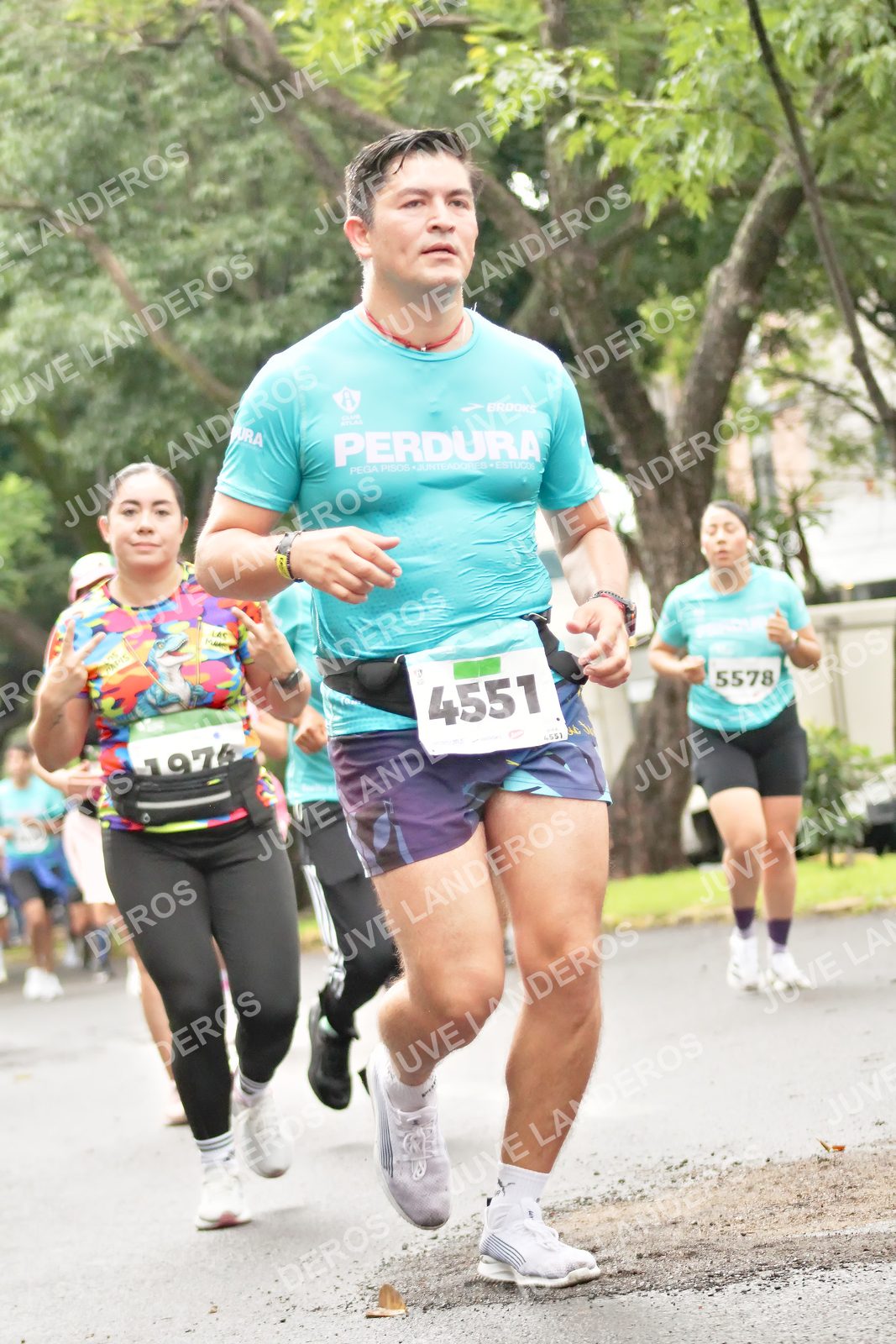 Foto del MEDIO MARATÓN ATLAS en Av. Patria, frente al Parque El Polvorín, Zapopan a las 08:36 · dorsal 4551, 5578, 1974