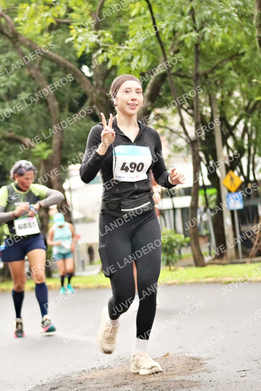 Foto del MEDIO MARATÓN ATLAS en Av. Patria, frente al Parque El Polvorín, Zapopan a las 08:41 · dorsal 490, 6855