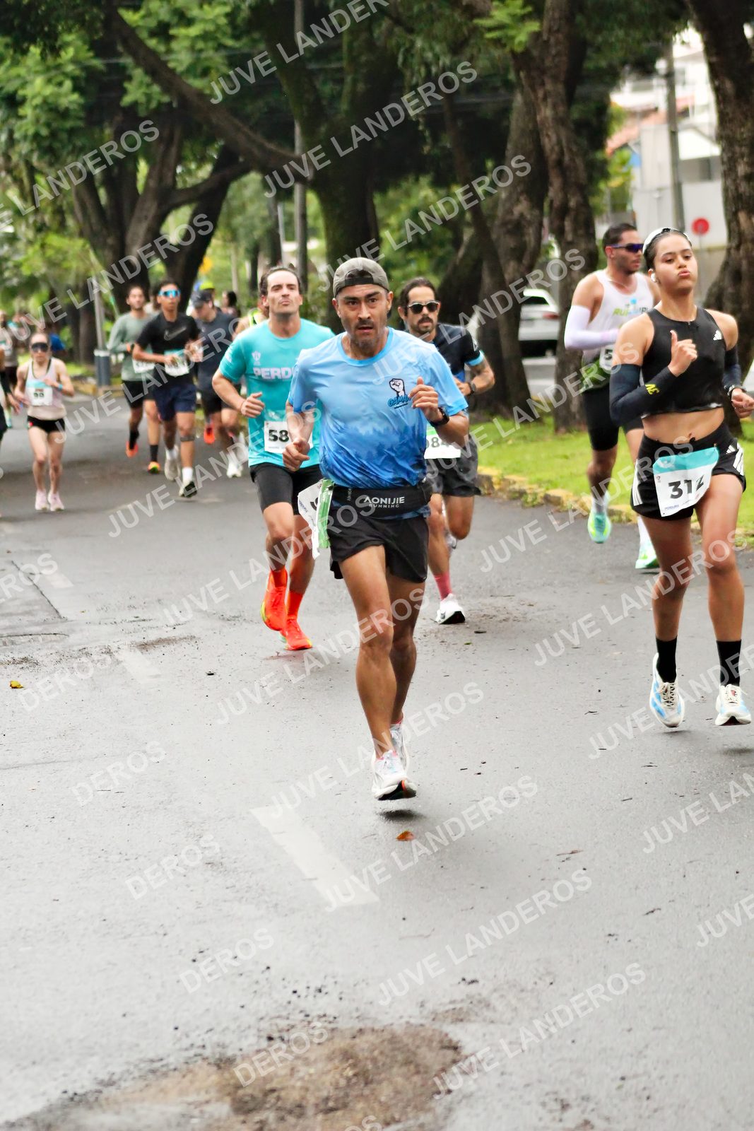 Foto del MEDIO MARATÓN ATLAS en Av. Patria, frente al Parque El Polvorín, Zapopan a las 08:09 · dorsal 58, 5, 84, 312