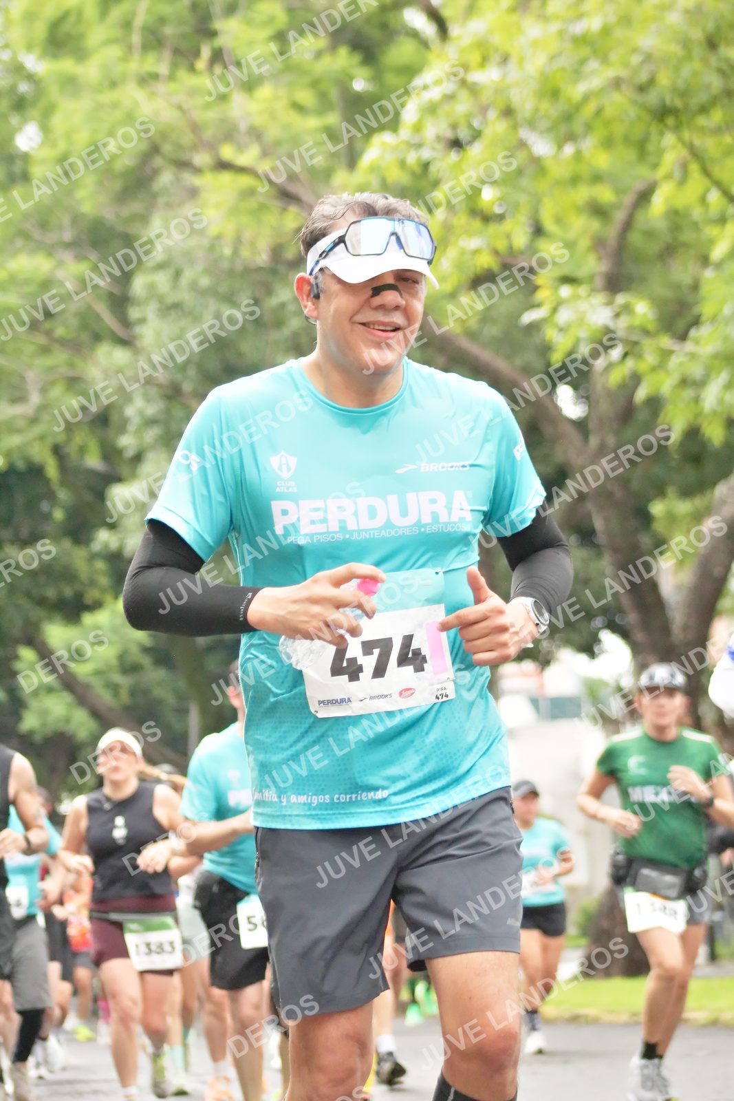 Foto del MEDIO MARATÓN ATLAS en Av. Patria, frente al Parque El Polvorín, Zapopan a las 08:38 · dorsal 474, 1383, 1