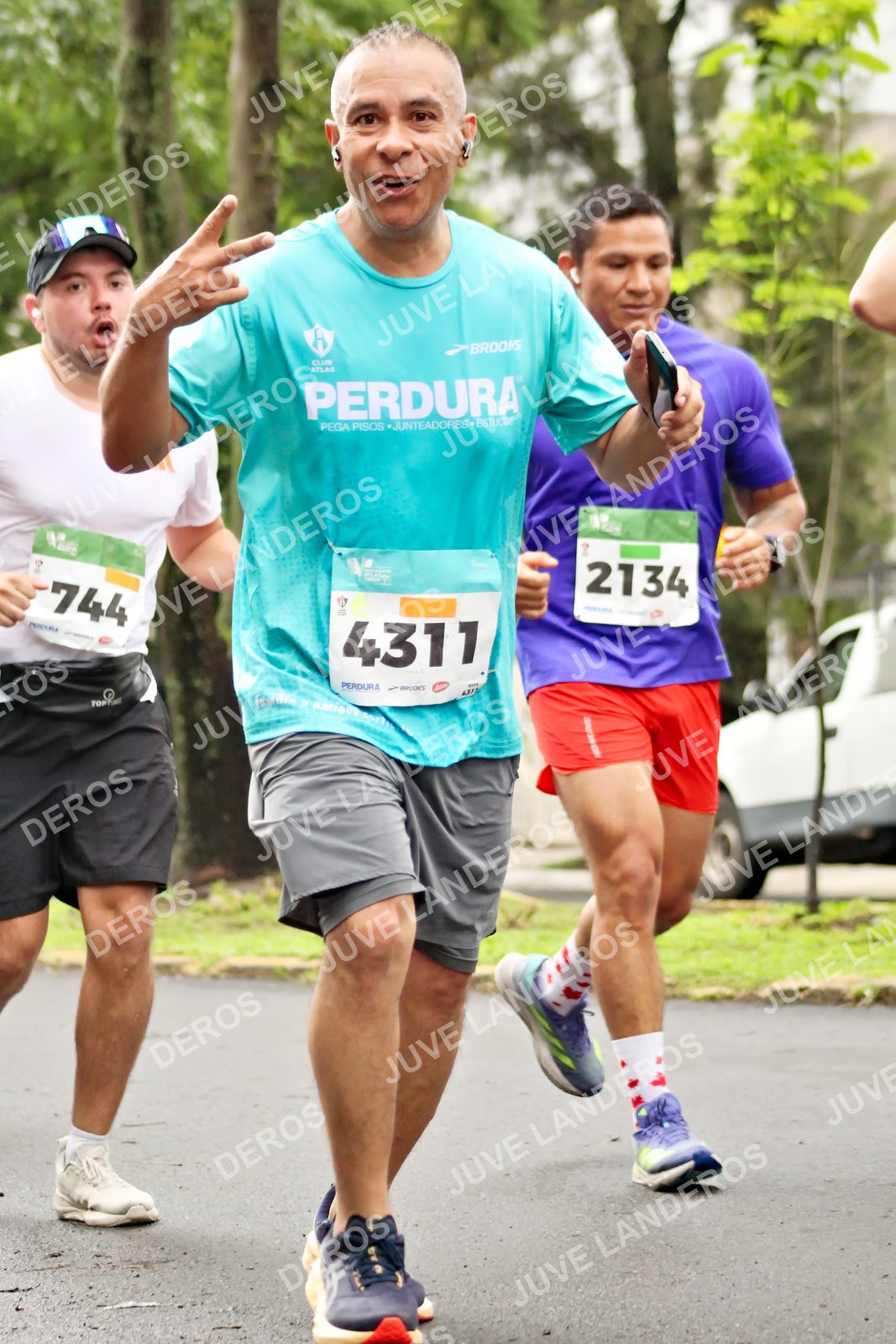 Foto del MEDIO MARATÓN ATLAS en Av. Patria, frente al Parque El Polvorín, Zapopan a las 08:33 · dorsal 4311, 744, 2134