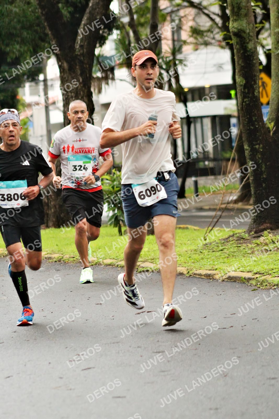 Foto del MEDIO MARATÓN ATLAS en Av. Patria, frente al Parque El Polvorín, Zapopan a las 08:09 · dorsal 324, 6090, 3806