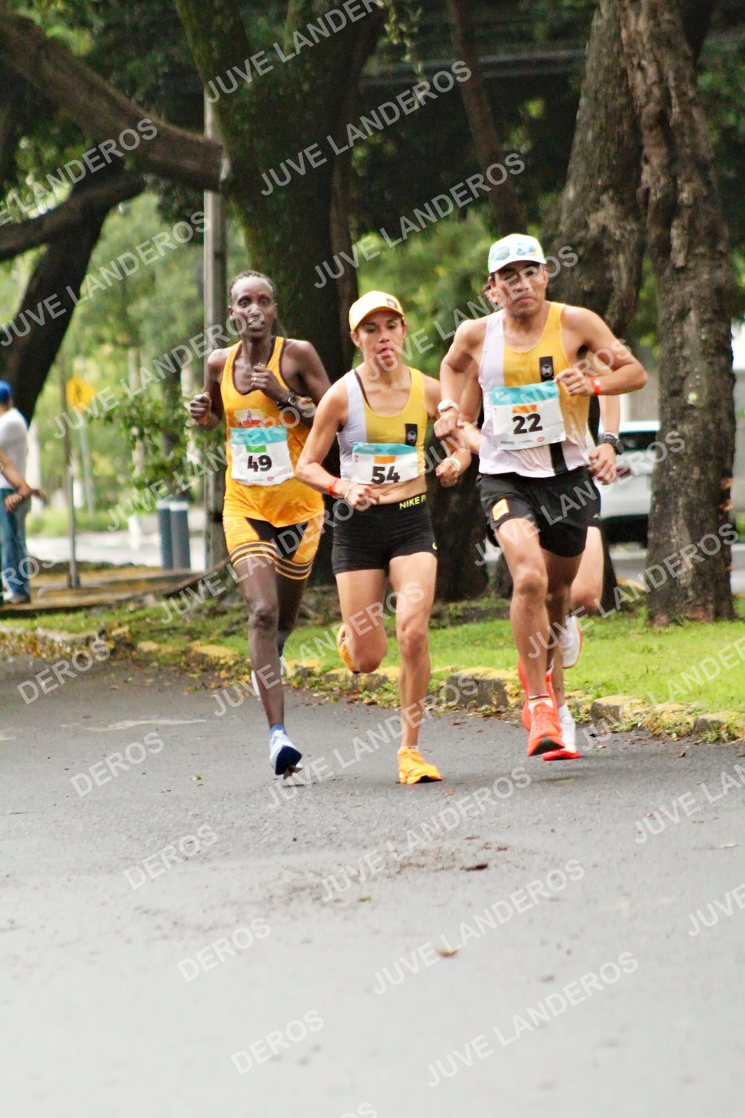 Foto del MEDIO MARATÓN ATLAS en Av. Patria, frente al Parque El Polvorín, Zapopan a las 07:58 · dorsal 54, 49, 22