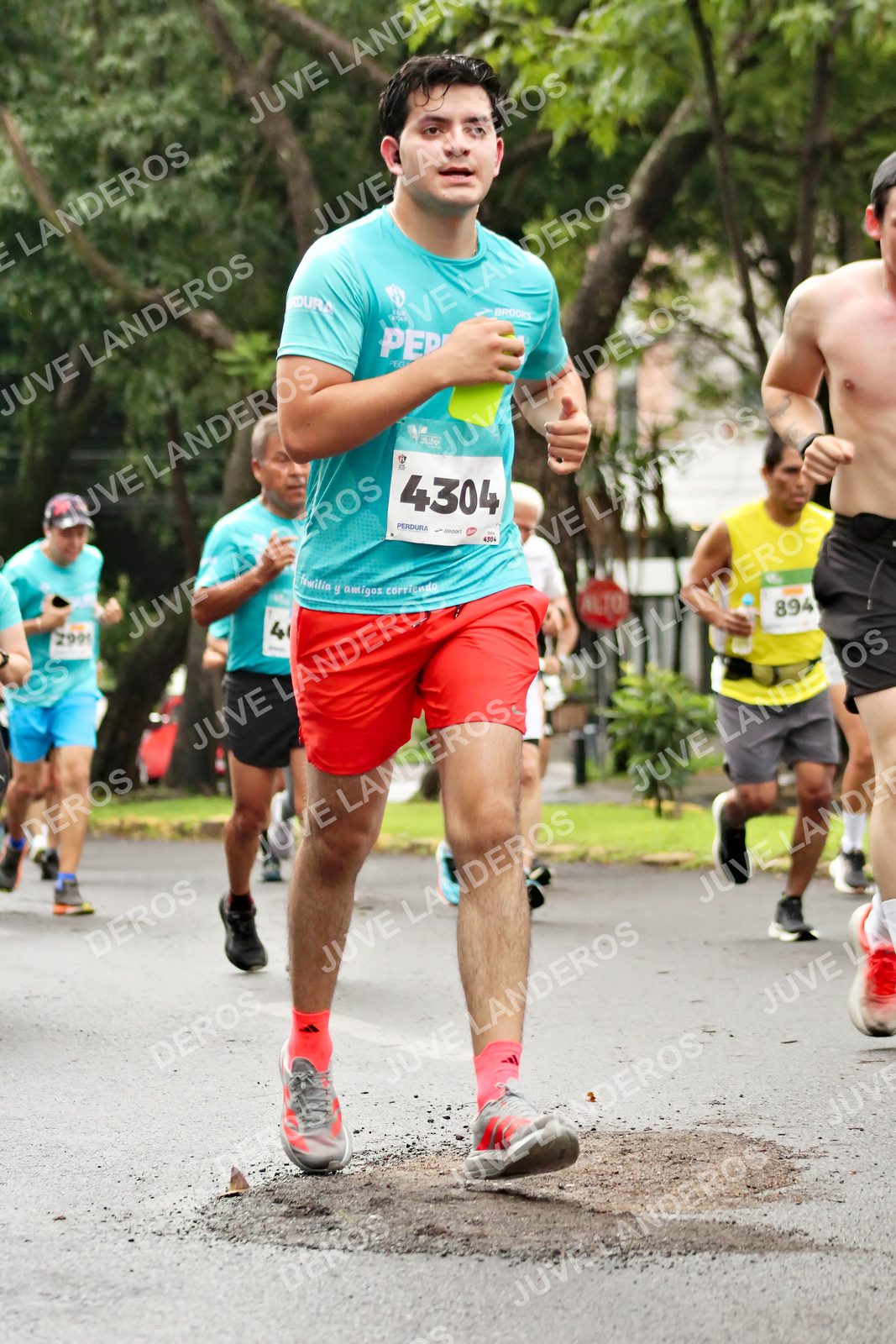 Foto del MEDIO MARATÓN ATLAS en Av. Patria, frente al Parque El Polvorín, Zapopan a las 08:28 · dorsal 4304, 894, 4, 2991