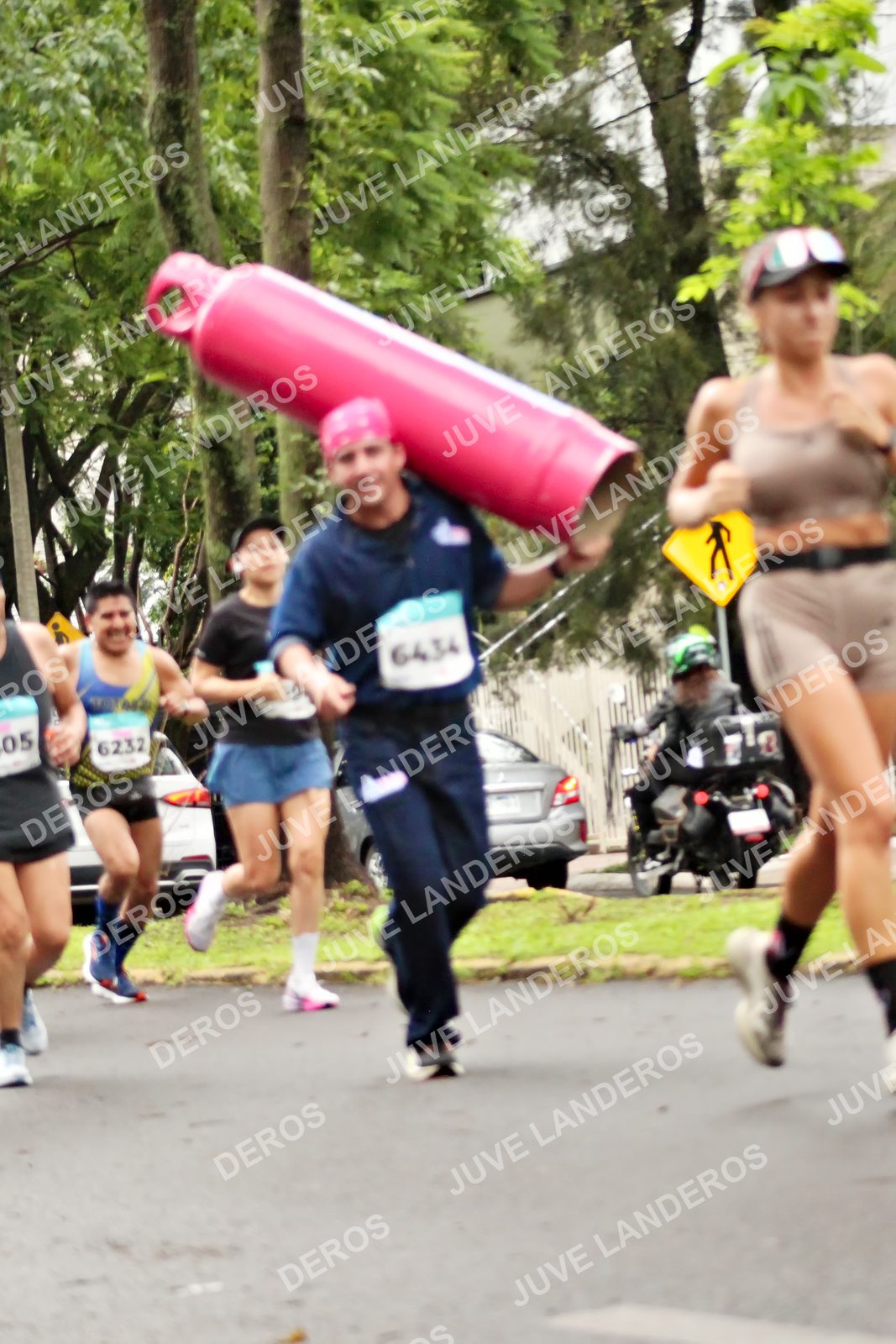 Foto del MEDIO MARATÓN ATLAS en Av. Patria, frente al Parque El Polvorín, Zapopan a las 08:27 · dorsal 6232, 6434, 5