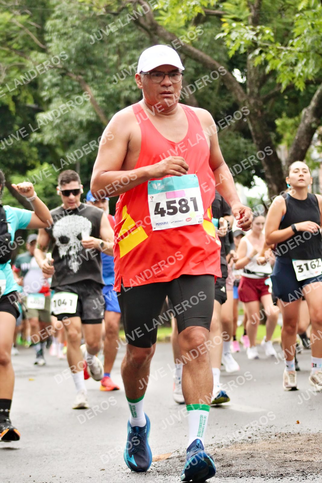 Foto del MEDIO MARATÓN ATLAS en Av. Patria, frente al Parque El Polvorín, Zapopan a las 08:27 · dorsal 4581, 3162, 104, 1