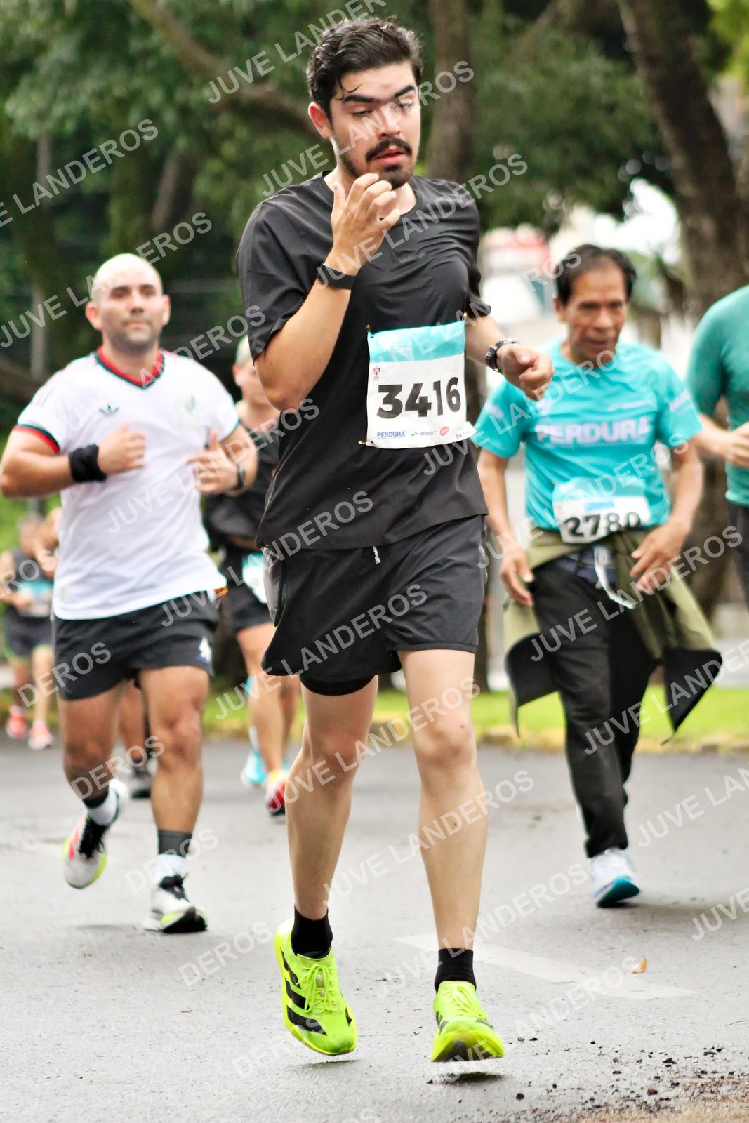 Foto del MEDIO MARATÓN ATLAS en Av. Patria, frente al Parque El Polvorín, Zapopan a las 08:23 · dorsal 3416, 2780