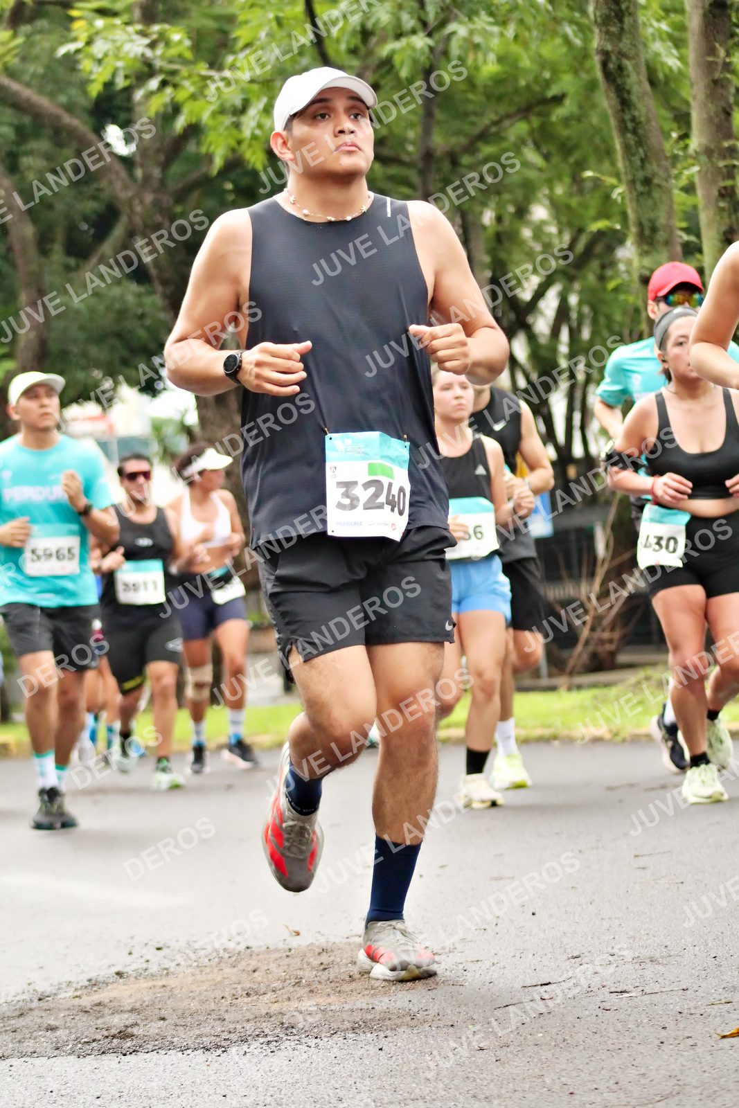 Foto del MEDIO MARATÓN ATLAS en Av. Patria, frente al Parque El Polvorín, Zapopan a las 08:34 · dorsal 3240, 5965, 6