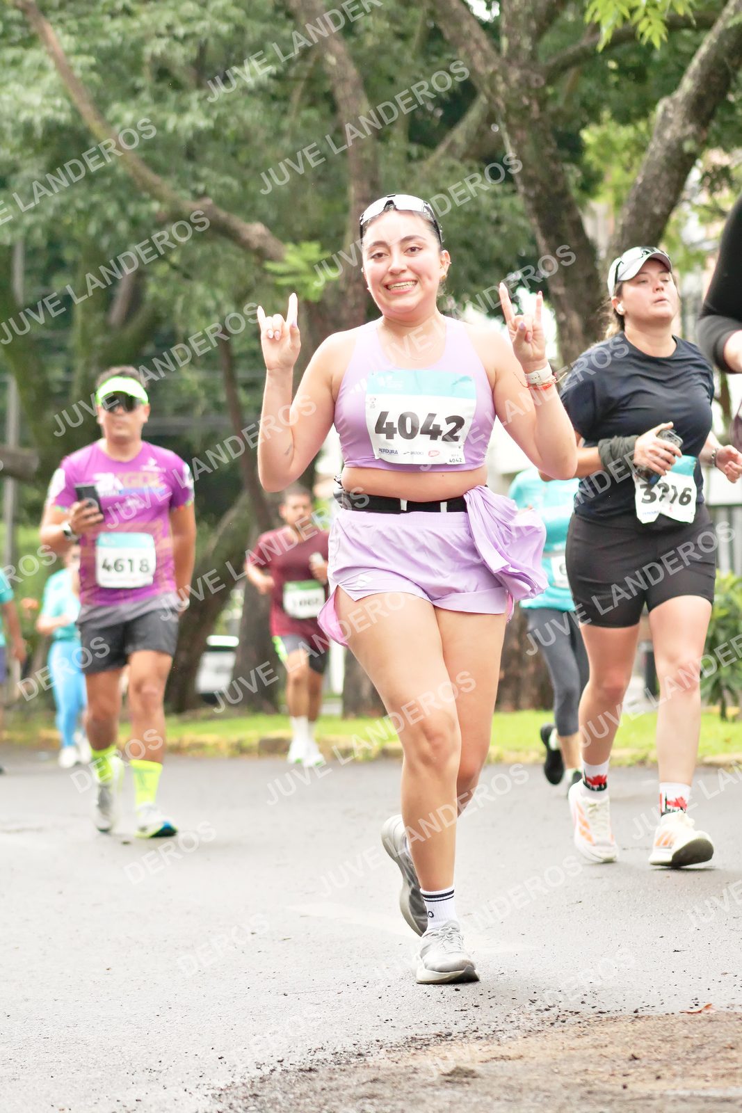 Foto del MEDIO MARATÓN ATLAS en Av. Patria, frente al Parque El Polvorín, Zapopan a las 08:47 · dorsal 4042, 4618